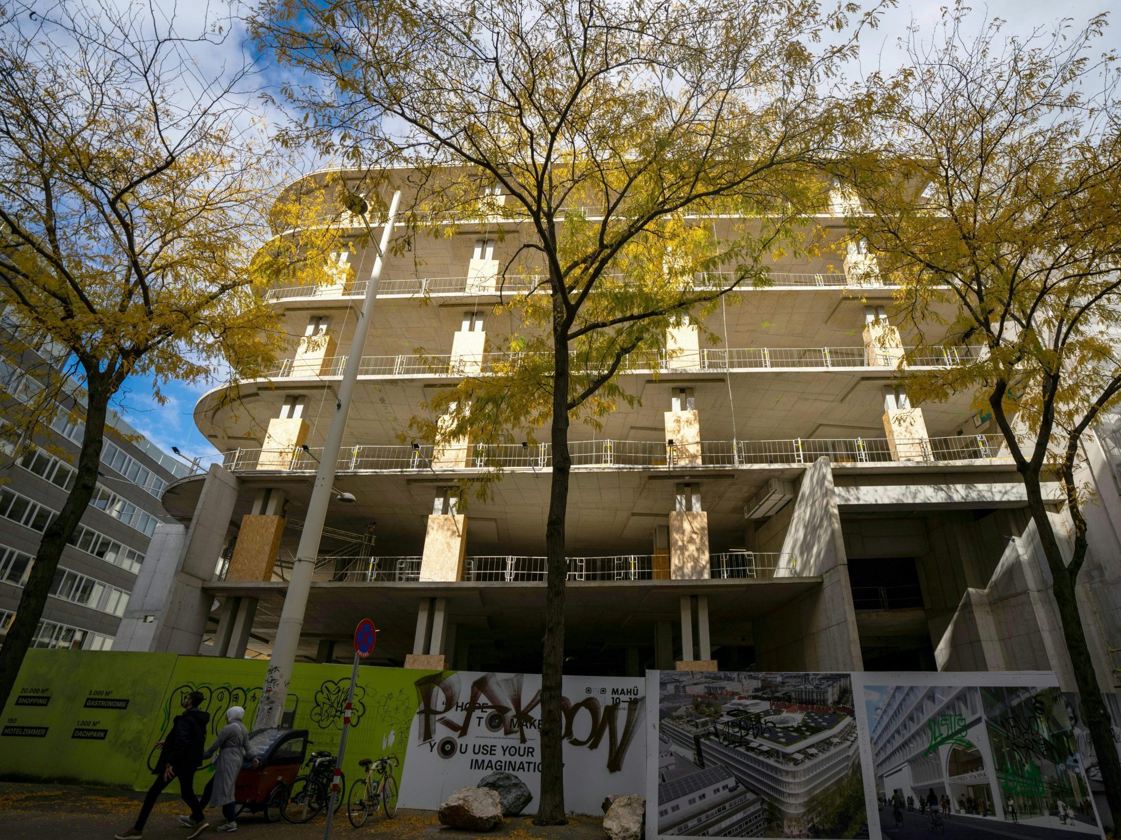 Etwas Bewegung beim Kaufhaus-Rohbau Lamarr in Wien. Etwas Bewegung beim Kaufhaus-Rohbau Lamarr in Wien.
