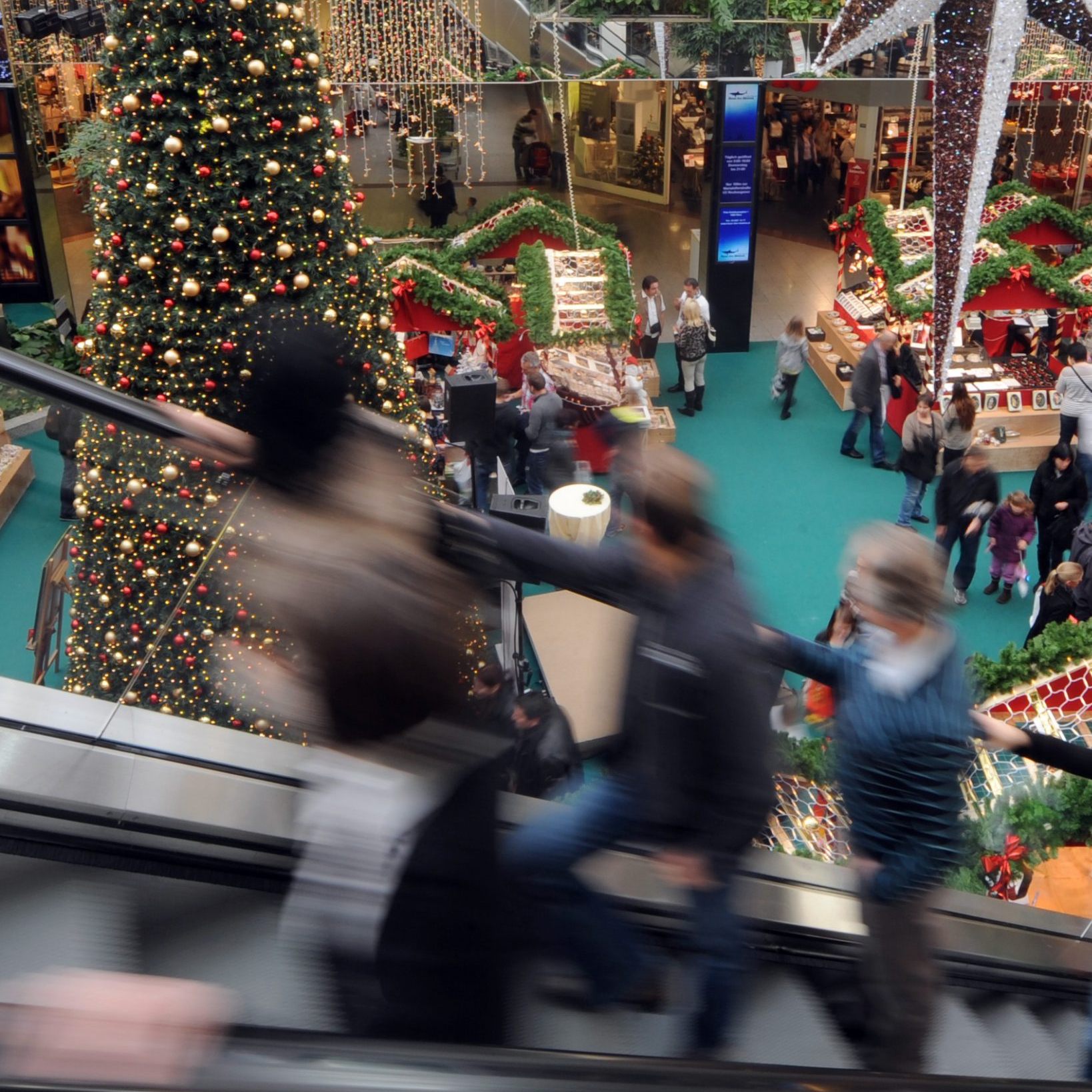 Die hohen Preise sorgen für Zurückhaltung beim Weihnachtsshopping.