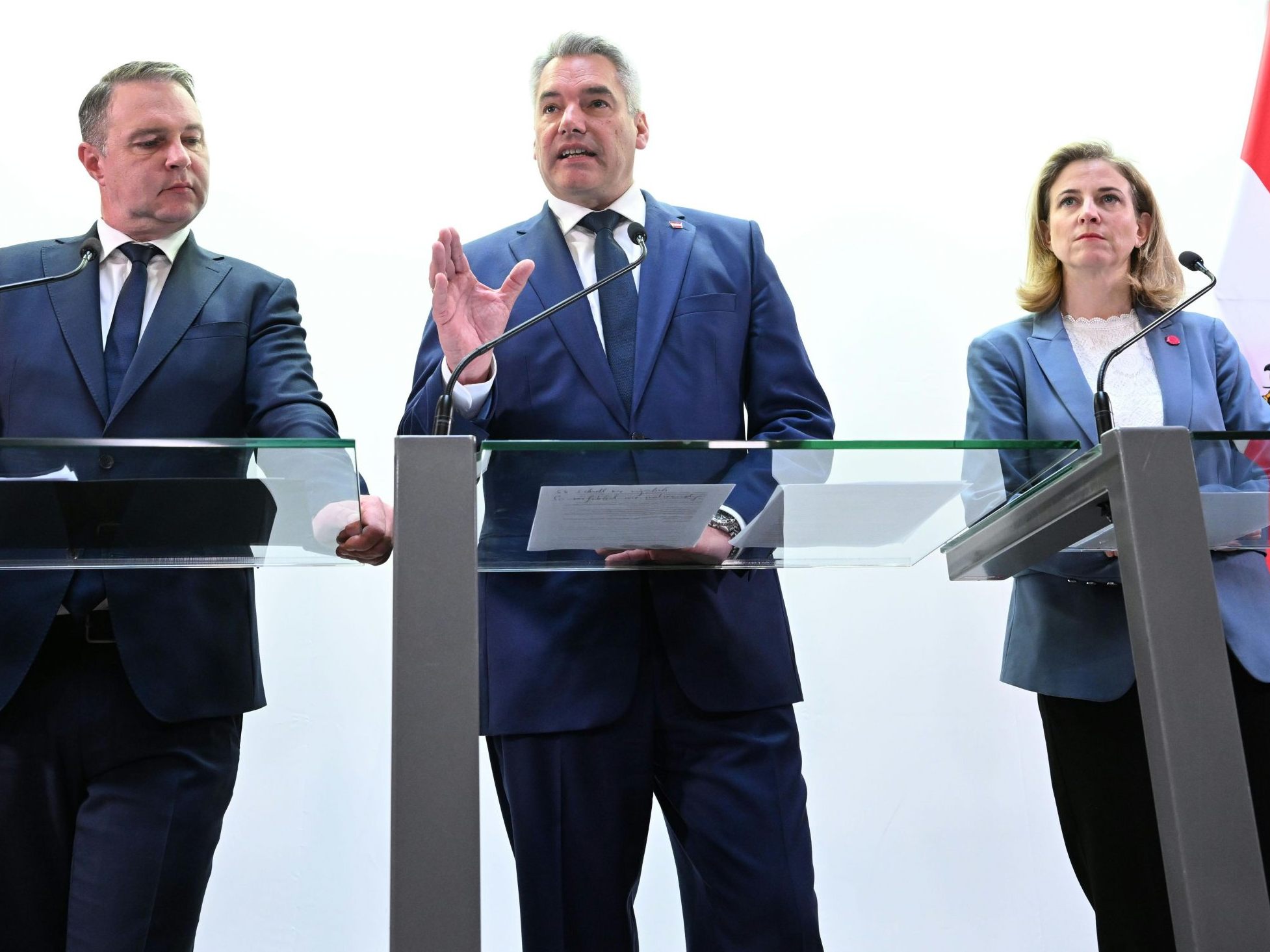 ÖVP, SPÖ und NEOS werden über eine gemeinsame Koalition verhandeln. ÖVP, SPÖ und NEOS werden über eine gemeinsame Koalition verhandeln.