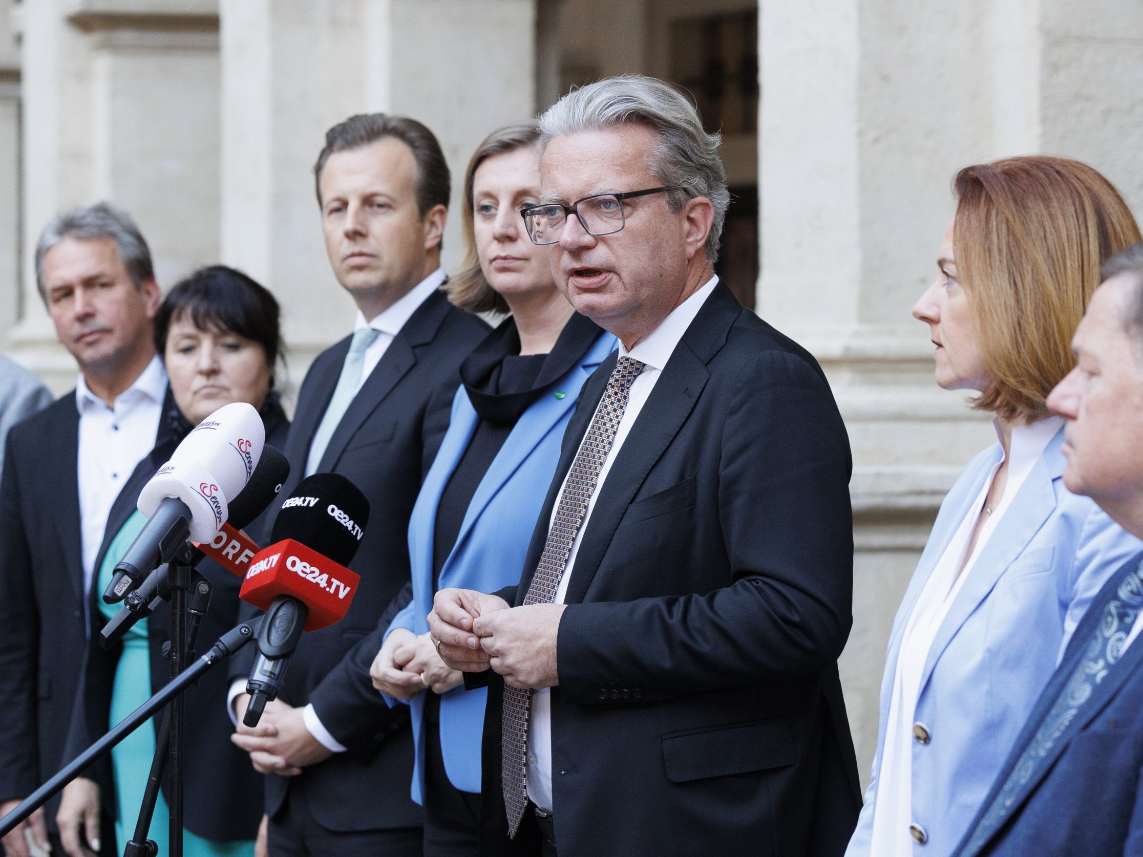 Drexler bleibt ÖVP-Chef und will mit der FPÖ verhandeln.