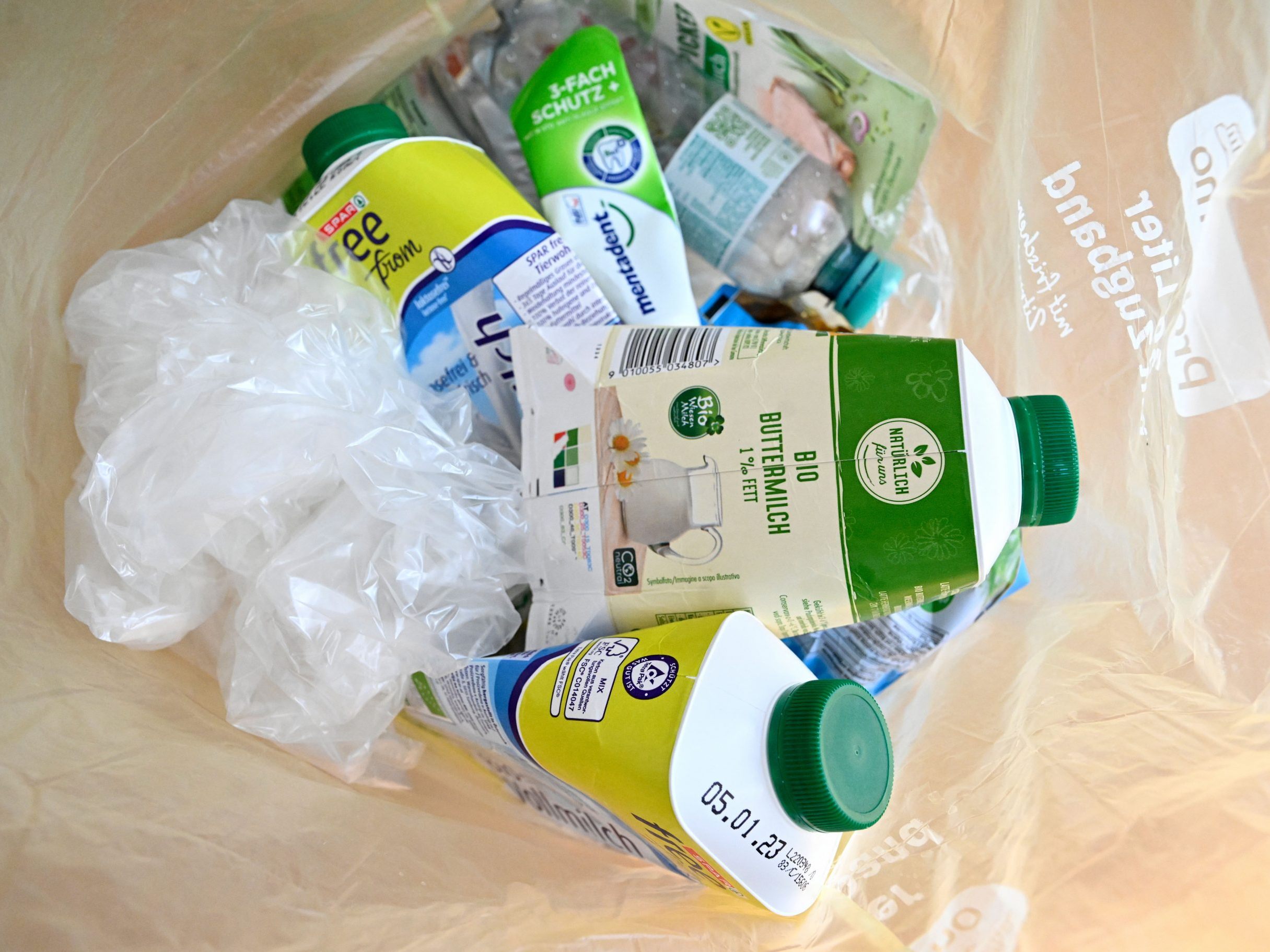 Die Abfallwirtschaft will recycelte Materialien besserstellen.