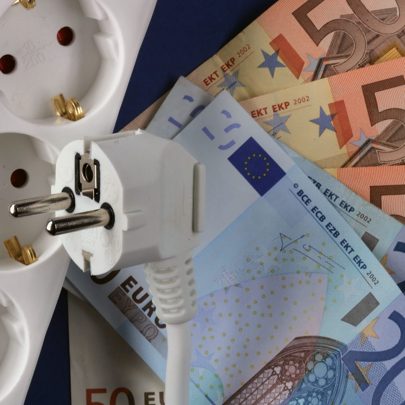 Die Netzkosten für Strom und Gas steigen 2025 deutlich.