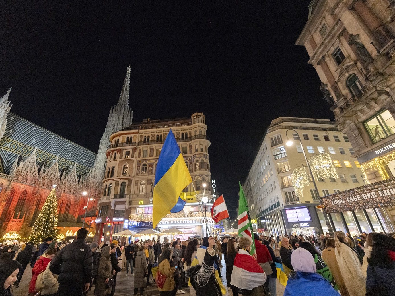 Der tausendste Tag des Ukraine-Kriegs hat sich in der Wiener Innenstadt mit einer Demonstration bemerkbar gemacht. Der tausendste Tag des Ukraine-Kriegs hat sich in der Wiener Innenstadt mit einer Demonstration bemerkbar gemacht.