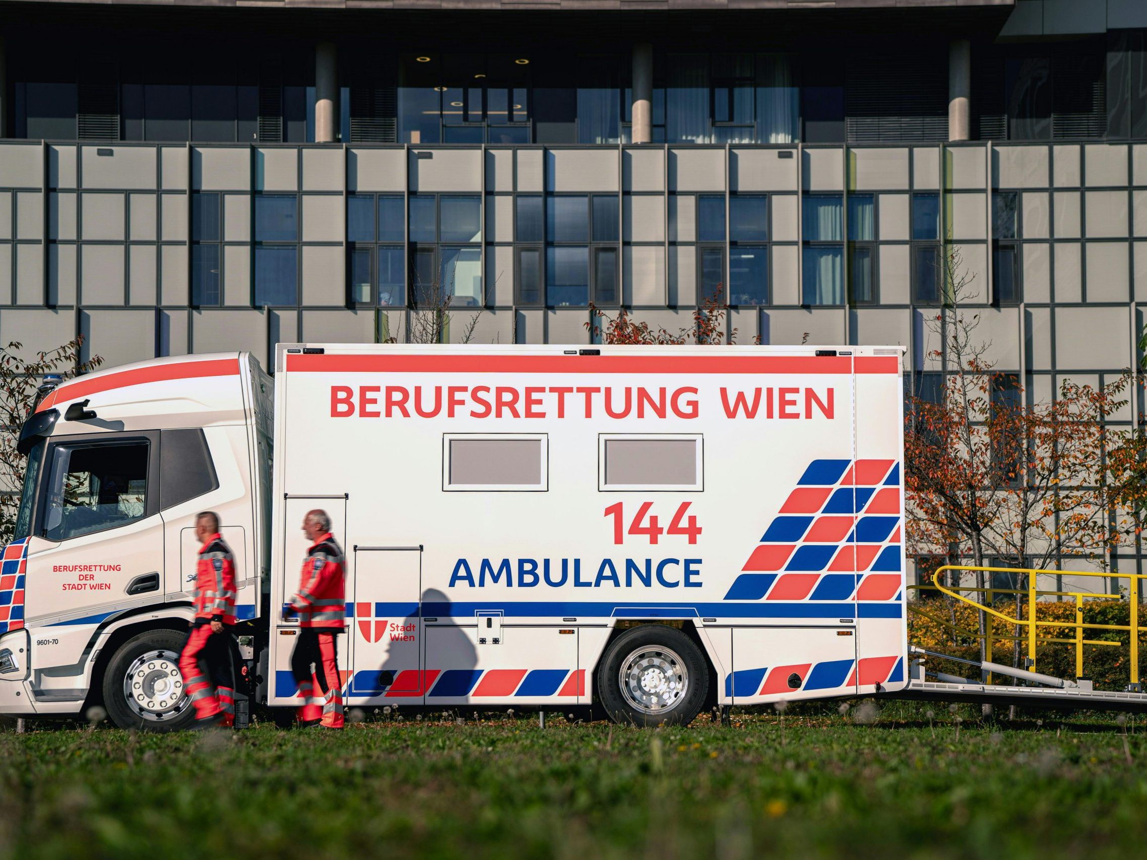 Der neue Bettenintensivtransporter hängt den alten in puncto Fahrsicherheit ab.
