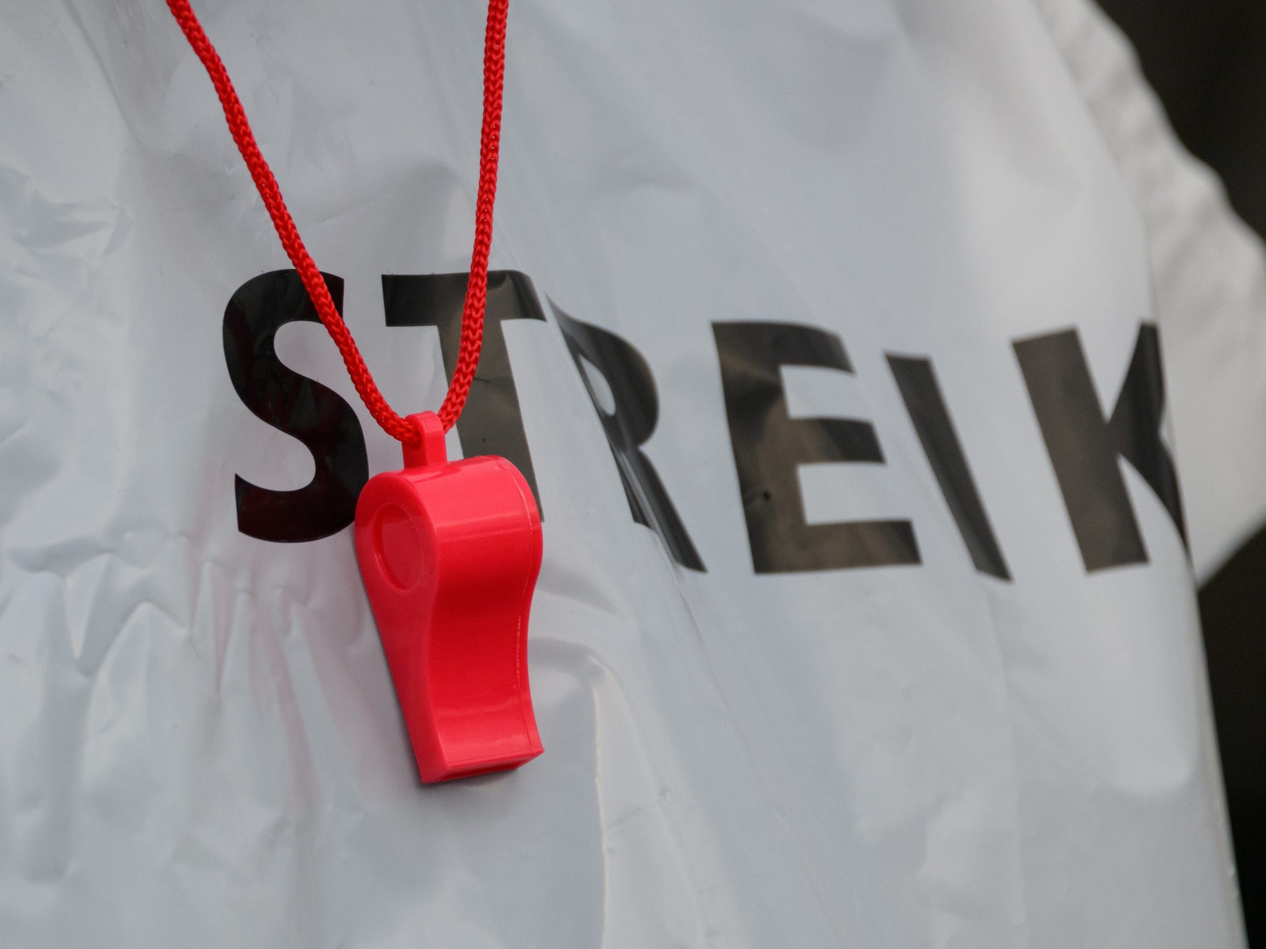 Zunächst sind Betriebsversammlungen und eine Demonstration geplant. Zunächst sind Betriebsversammlungen und eine Demonstration geplant.