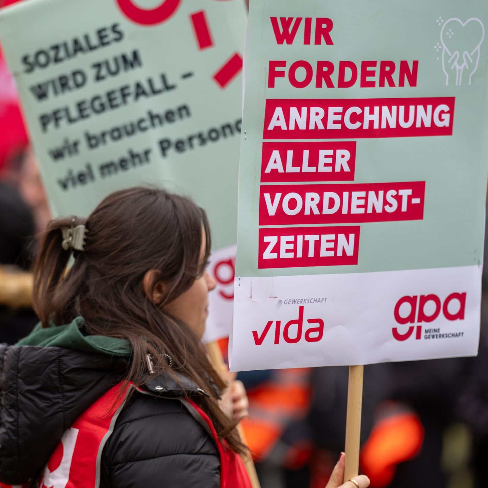 Demonstration zum Thema "Gerechter Abschluss des Sozialwirtschaft-Kollektivvertrags" in Wien auf.