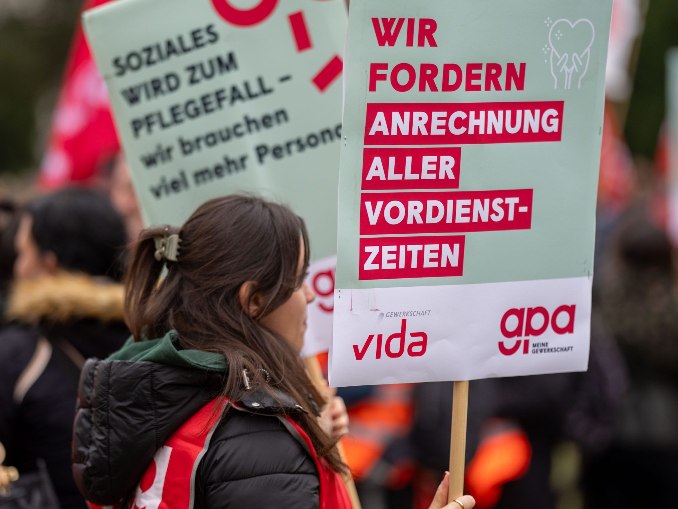Demonstration zum Thema "Gerechter Abschluss des Sozialwirtschaft-Kollektivvertrags" in Wien auf.