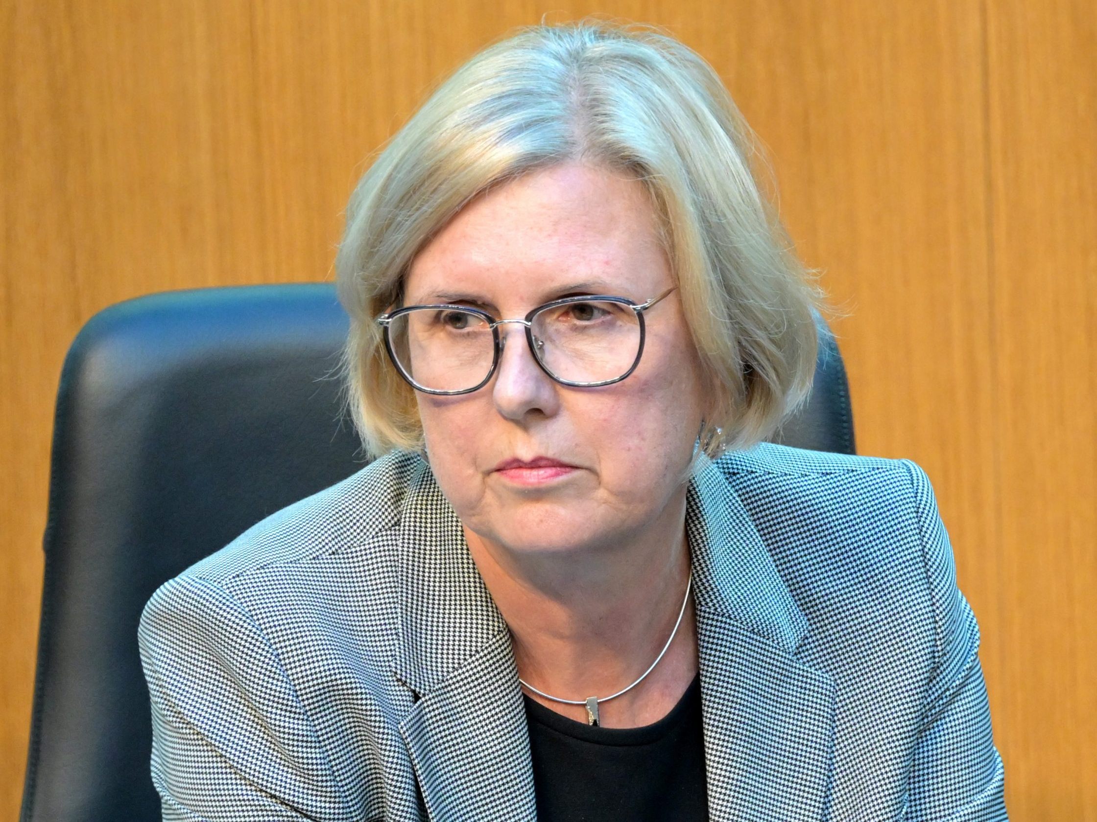 RH-Präsidentin Kraker plädiert für eine Nulllohnrunde für Beamte.