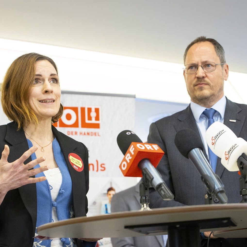 GPA-Chefverhandlerin Arnost (links) kritisierte das Angebot der Arbeitgeber in Sachen Handels-KV.