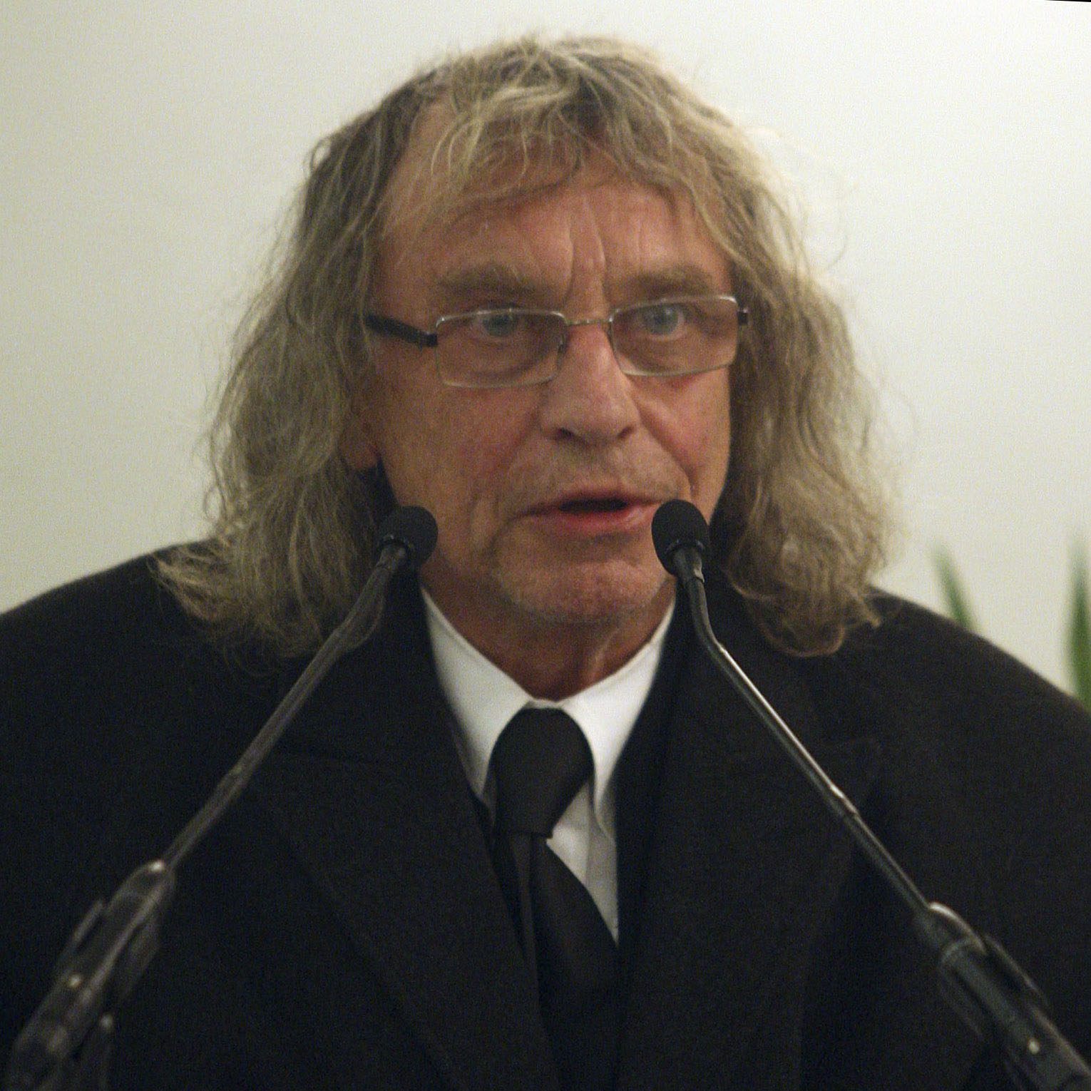 Helmut Röhrling, auch als STS-Bandmitglied Schiffkowitz bekannt, ist über den FPÖ-Wahlsieg in Sinabelkirchen nicht erfreut und streicht den Ort kurzerhand aus dem Hit "Fürstenfeld".