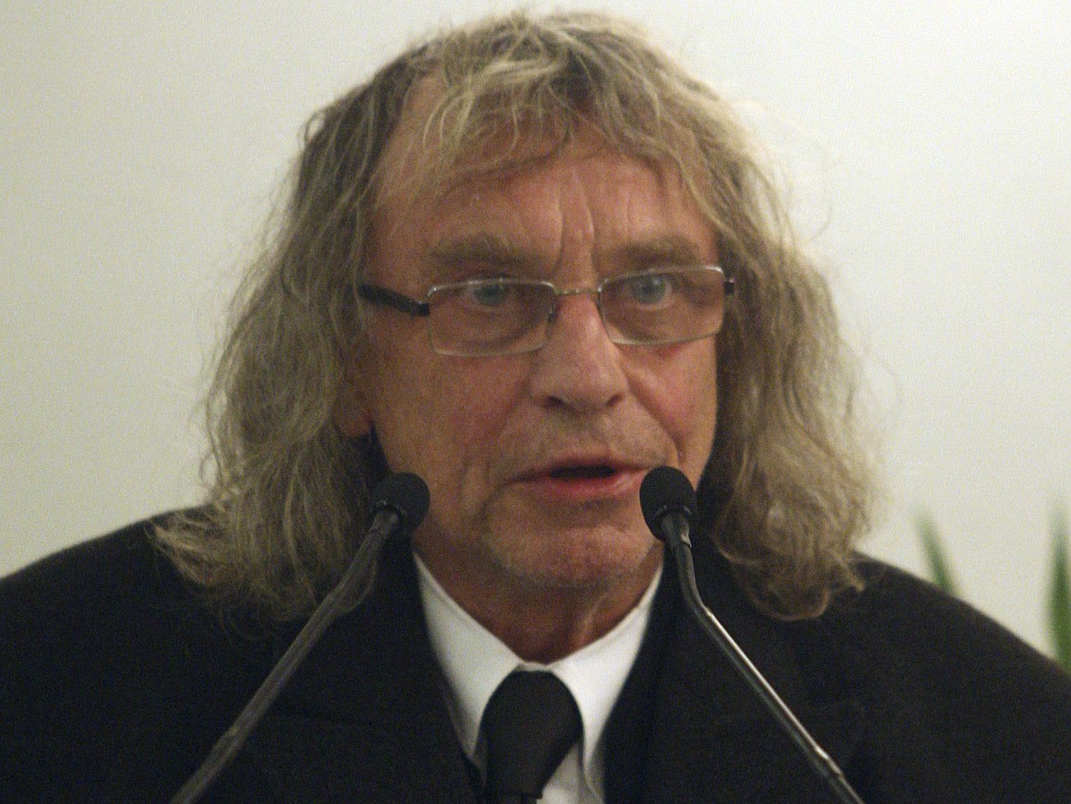 Helmut Röhrling, auch als STS-Bandmitglied Schiffkowitz bekannt, ist über den FPÖ-Wahlsieg in Sinabelkirchen nicht erfreut und streicht den Ort kurzerhand aus dem Hit "Fürstenfeld". Helmut Röhrling, auch als STS-Bandmitglied Schiffkowitz bekannt, ist über den FPÖ-Wahlsieg in Sinabelkirchen nicht erfreut und streicht den Ort kurzerhand aus dem Hit "Fürstenfeld".