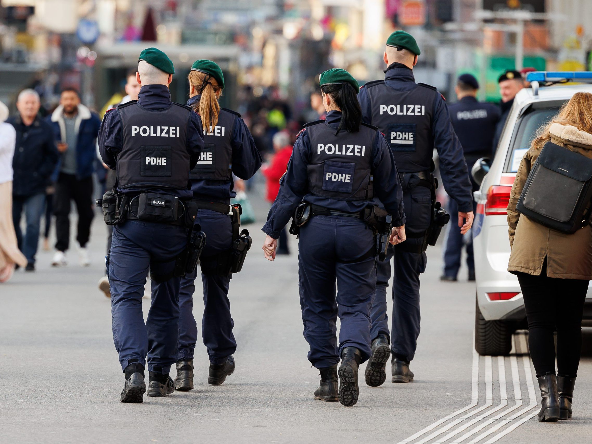 Eine Jugendbande sorgte für einen Polizeieinsatz am Reumannplatz. Eine Jugendbande sorgte für einen Polizeieinsatz am Reumannplatz.
