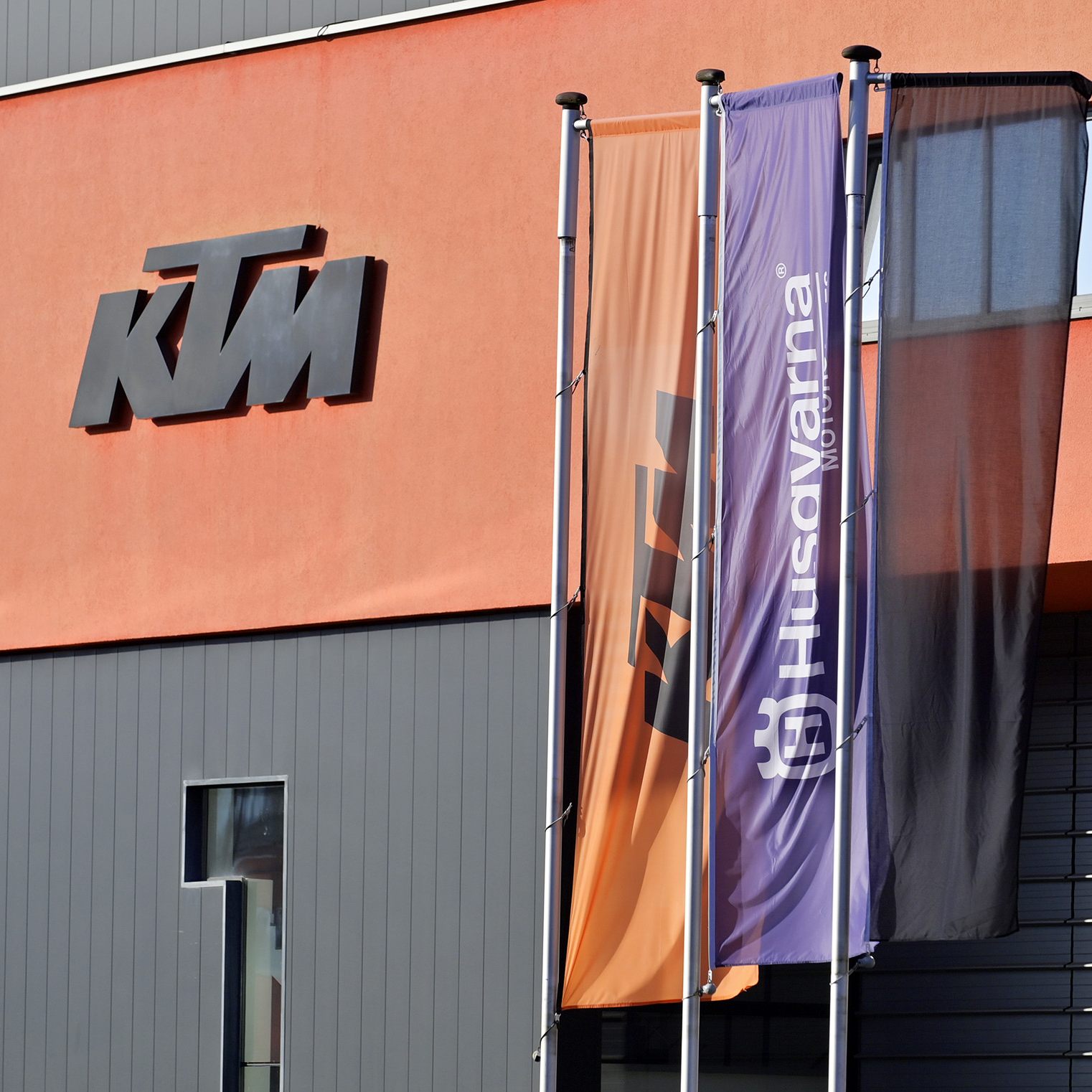 Insgesamt seien mehr als 3.000 Dienstnehmer betroffen.