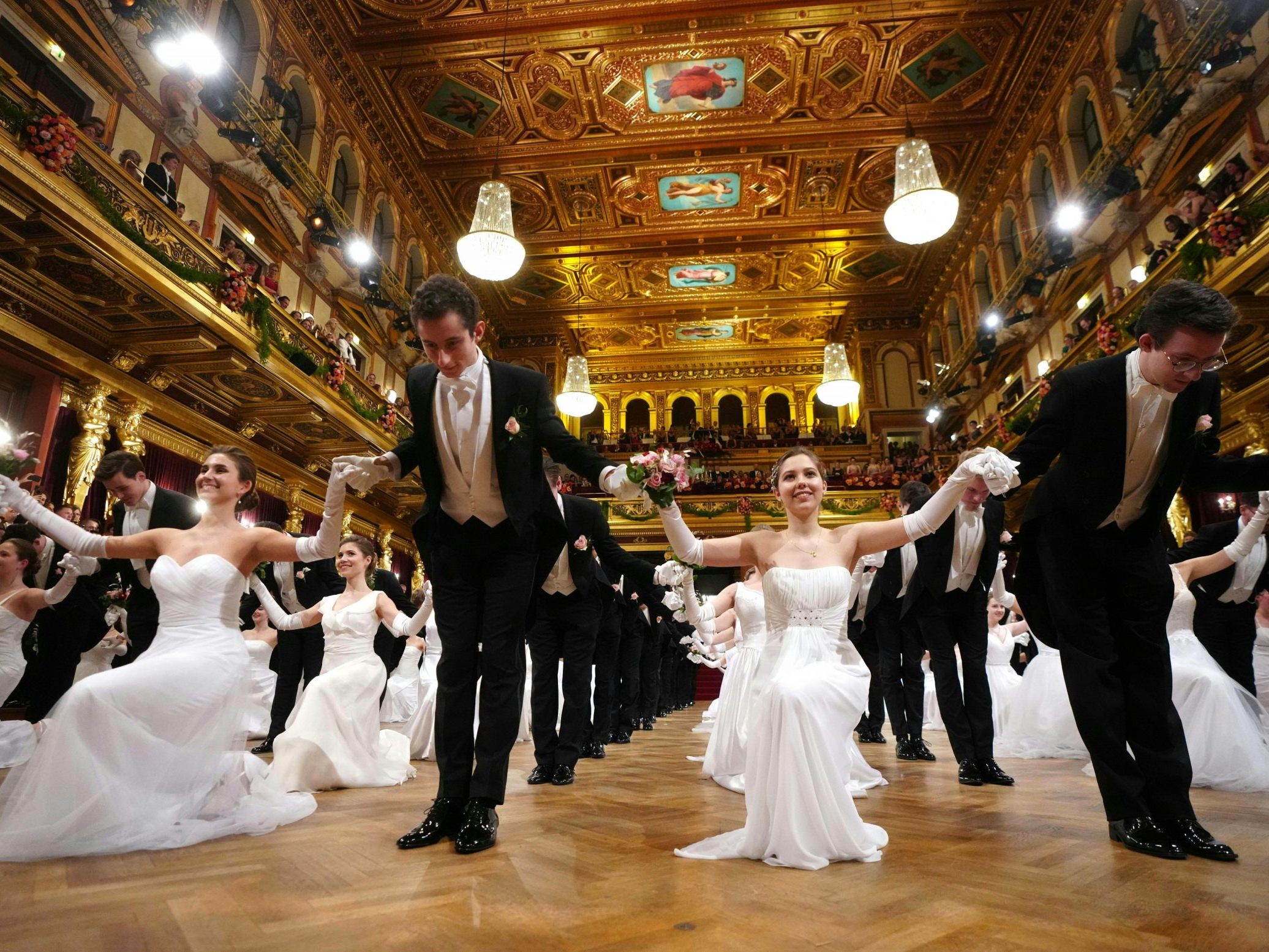 Jüngere gehen laut einer Wiener Umfrage wieder häufiger auf Bälle. Jüngere gehen laut einer Wiener Umfrage wieder häufiger auf Bälle.