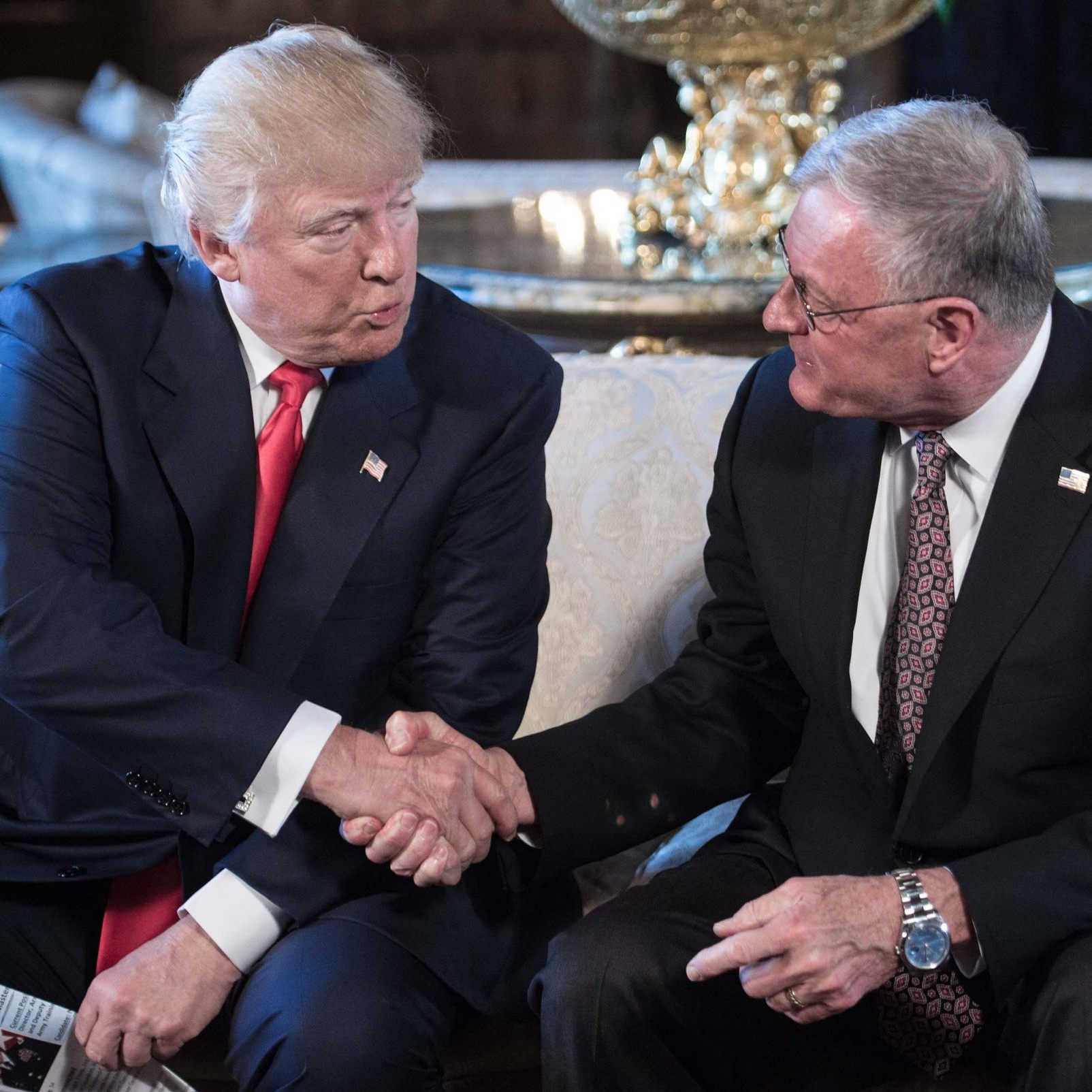 Donald Trump beim Handshake mit Keith Kellogg im Jahr 2017.