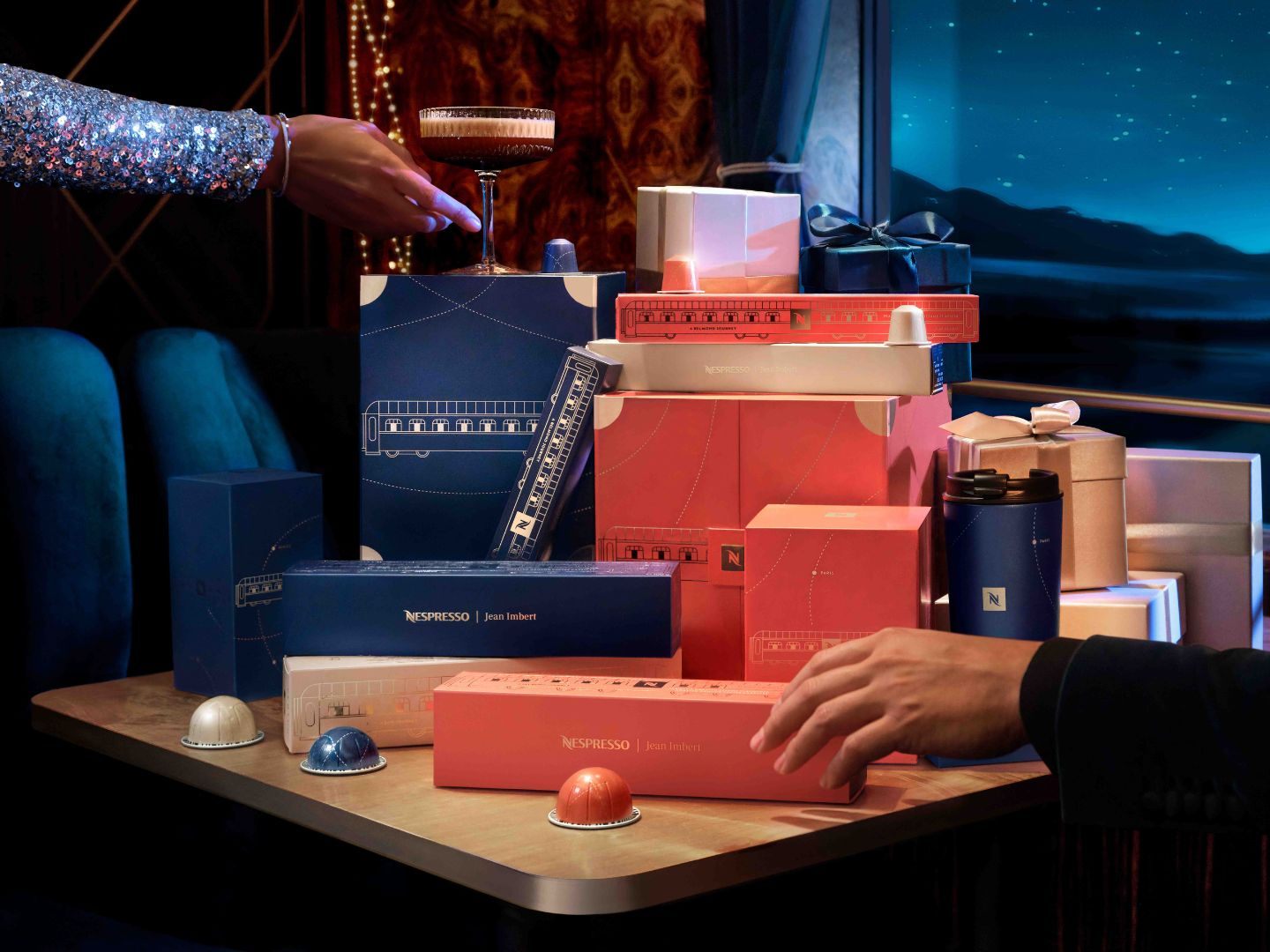 Unforgettable Holidays mit der neuen Festtagskollektion von Nespresso. Unforgettable Holidays mit der neuen Festtagskollektion von Nespresso.