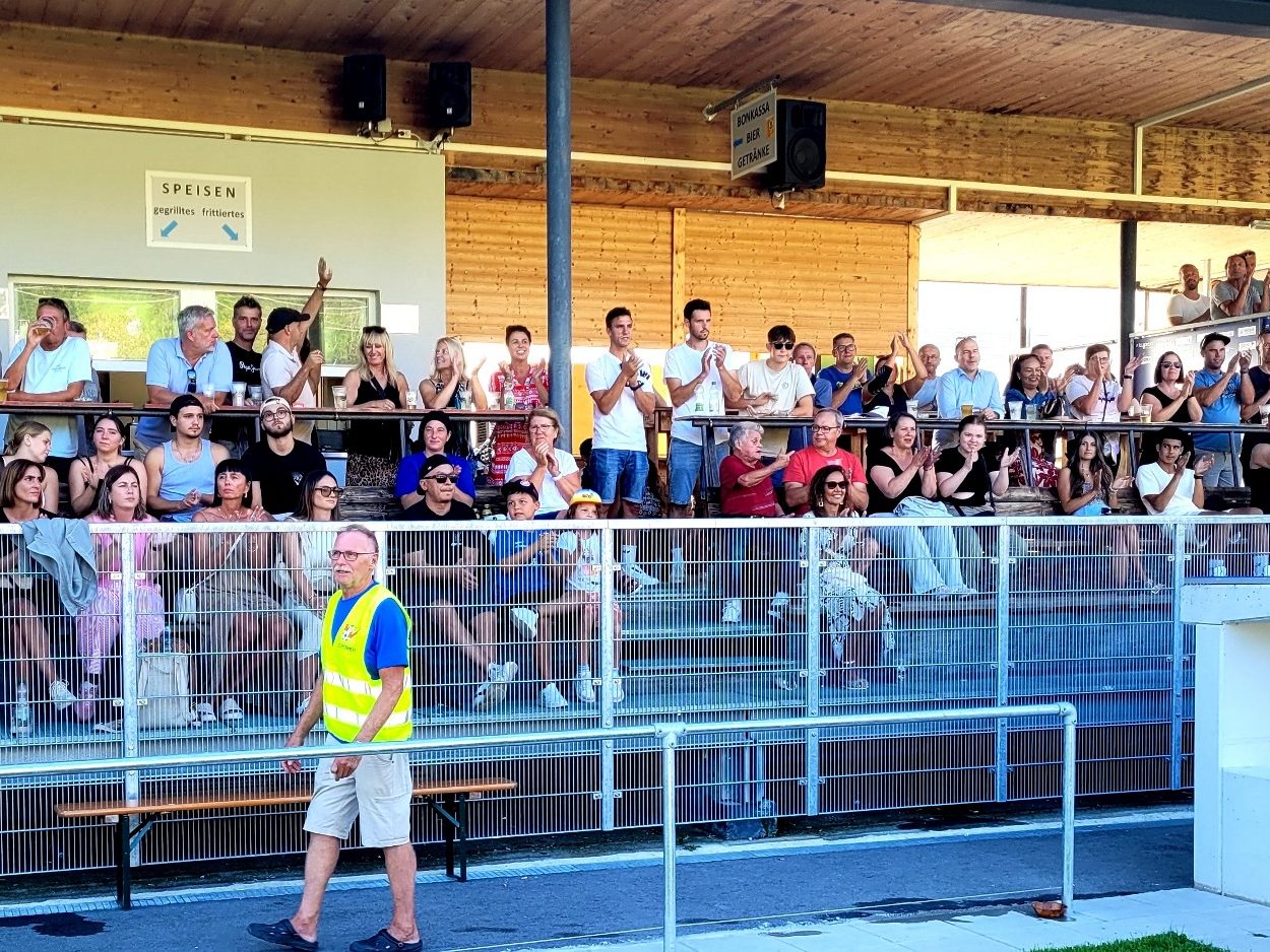Ein volles Haus und beste Fußballstimmung: Die begeisterten treuen Fans des SV typico Lochau können sich auch im Frühjahr wieder tolle Fußballspiele im Stadion Hoferfeld freuen. Ein volles Haus und beste Fußballstimmung: Die begeisterten treuen Fans des SV typico Lochau können sich auch im Frühjahr wieder tolle Fußballspiele im Stadion Hoferfeld freuen.