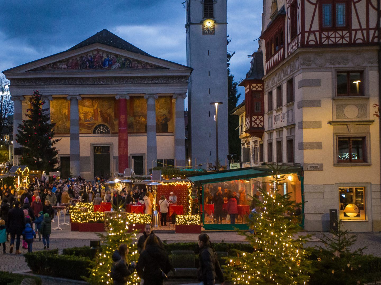 **Bildunterschrift:** Weihnachtszauber in Dornbirn – Lichter, Köstlichkeiten und festliche Stimmung am Marktplatz. **Bildunterschrift:** Weihnachtszauber in Dornbirn – Lichter, Köstlichkeiten und festliche Stimmung am Marktplatz.