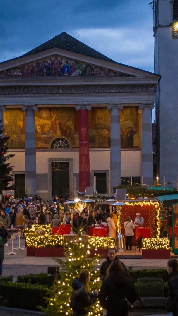 **Bildunterschrift:** Weihnachtszauber in Dornbirn – Lichter, Köstlichkeiten und festliche Stimmung am Marktplatz.