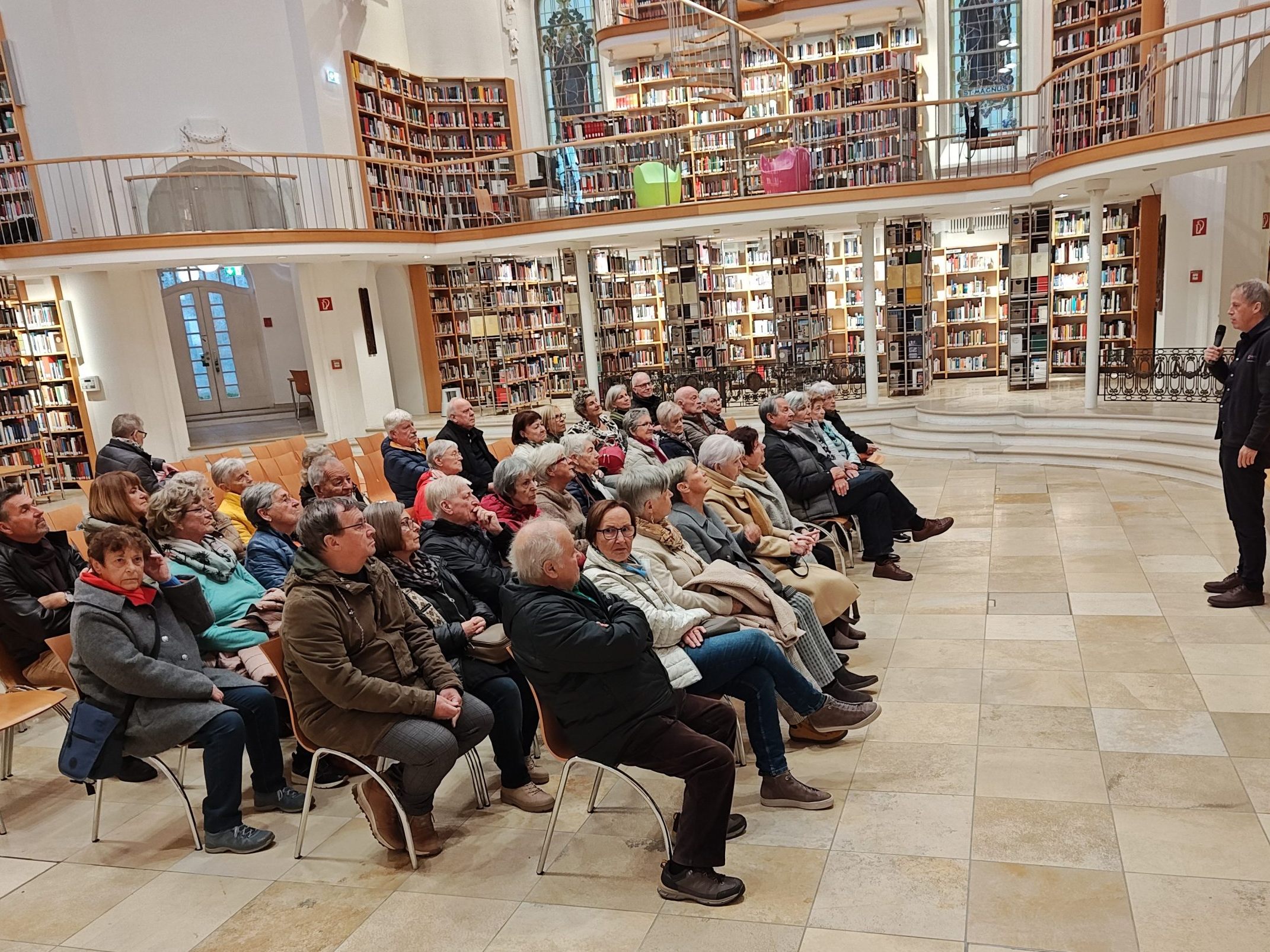 Im Kuppelsaal der Landesbibliothek. Im Kuppelsaal der Landesbibliothek.