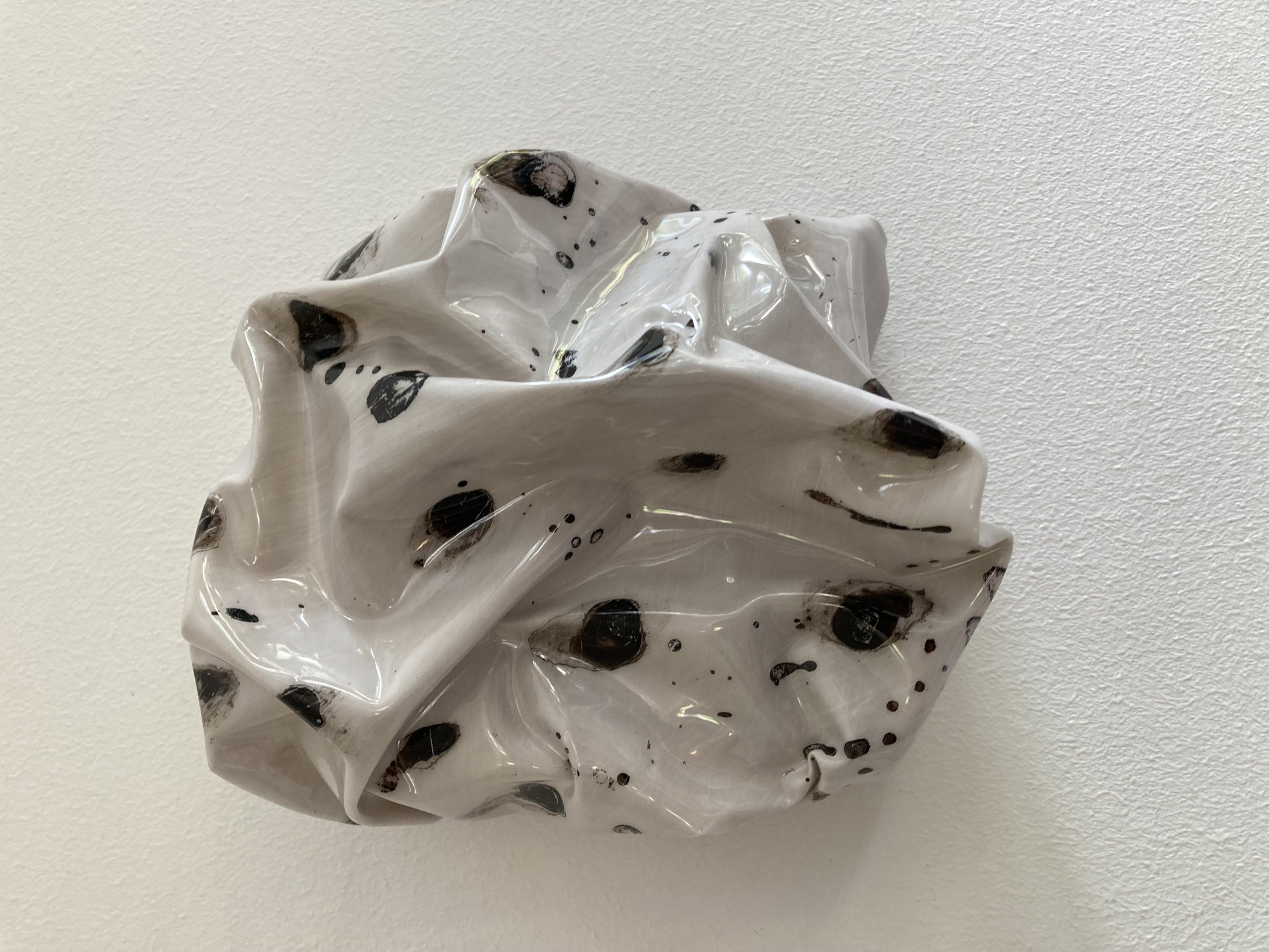 Birgit Konzett: Hommage an die Ewigkeit (Acryl, Tusche auf Plastik, 2024) Birgit Konzett: Hommage an die Ewigkeit (Acryl, Tusche auf Plastik, 2024)