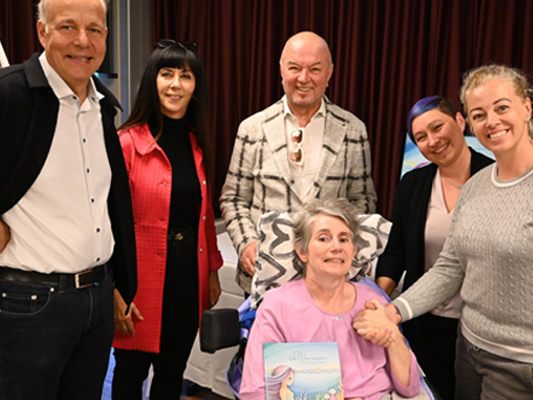 Herbert Feurstein Mic, MBA (GF Seniorenbetreuung Nenzing); Michaela Kleiner (Volksschullehrerin Schule am See), Heinz Wendel (Moderator), Jacqueline Rauch (Autorin), Nicole Niedermayer (Pflegedienstleitung), Bettina Gaßner (Leitung Haus 1). Herbert Feurstein Mic, MBA (GF Seniorenbetreuung Nenzing); Michaela Kleiner (Volksschullehrerin Schule am See), Heinz Wendel (Moderator), Jacqueline Rauch (Autorin), Nicole Niedermayer (Pflegedienstleitung), Bettina Gaßner (Leitung Haus 1).