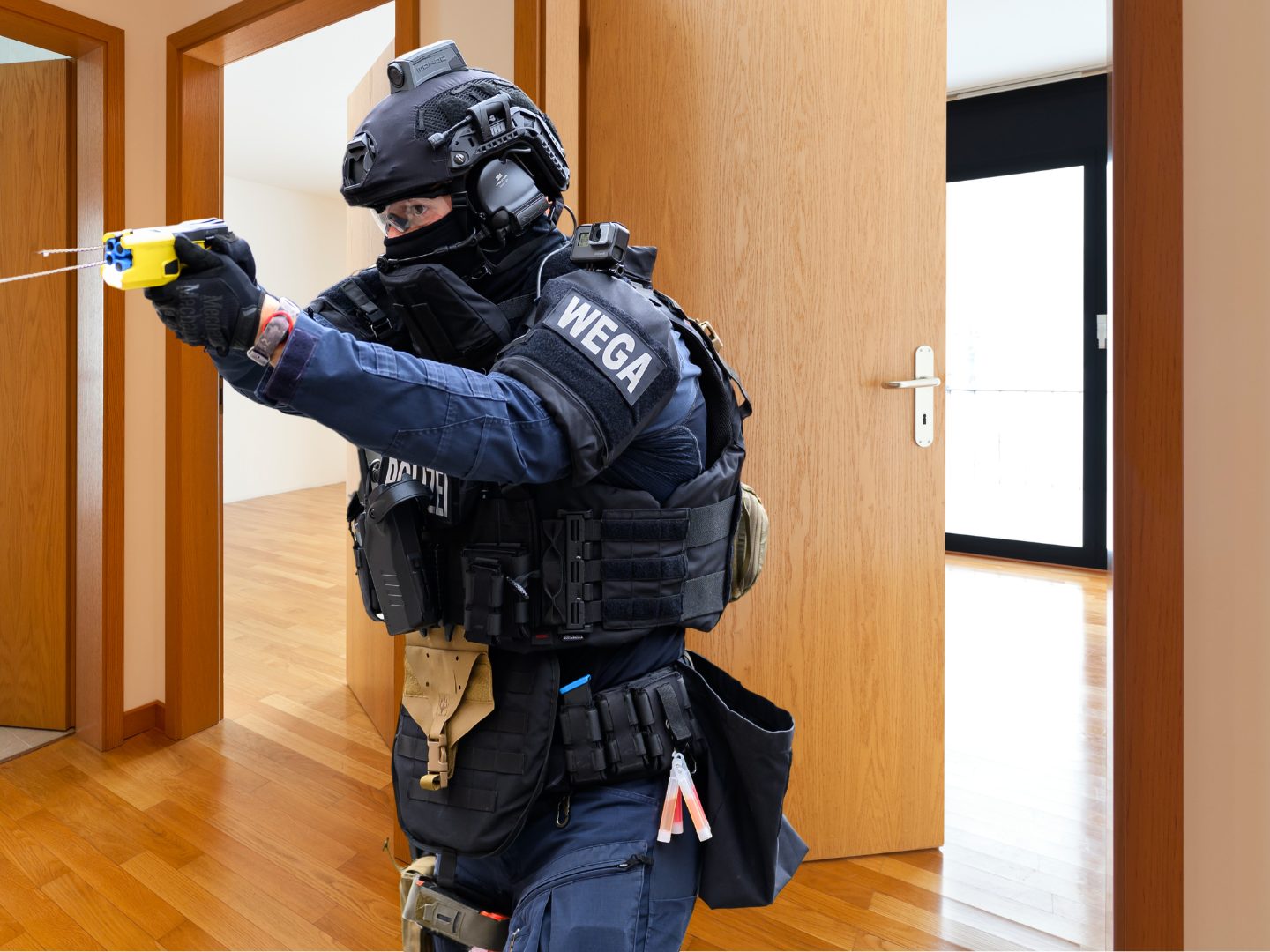Der mit einem Jagdmesser randalierende Mann in Wien-Floridsdorf wurde von der WEGA mit einem Teaser außer Gefecht gesetzt.