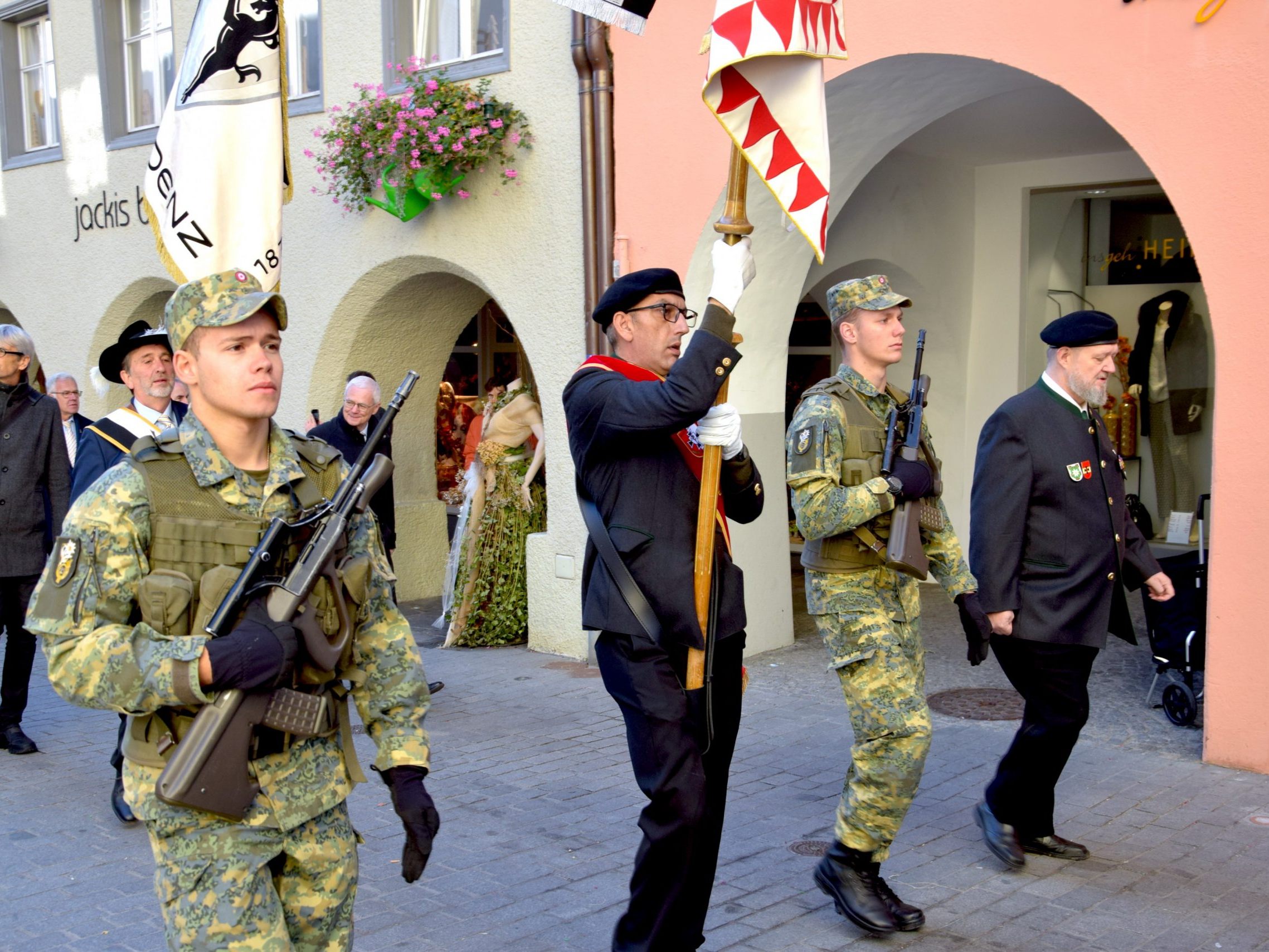 Auf dem Weg zum Bludenzer Kriegerdenkmal durchschreiten Rekrut Aaron Dünser, Fähnrich Yilmaz Ider, Rekrut Julian Heiserer und Kameradschaftsbund Bludenz-Obmann Helmuth August Küng die Bludenzer Altstadt. Auf dem Weg zum Bludenzer Kriegerdenkmal durchschreiten Rekrut Aaron Dünser, Fähnrich Yilmaz Ider, Rekrut Julian Heiserer und Kameradschaftsbund Bludenz-Obmann Helmuth August Küng die Bludenzer Altstadt.
