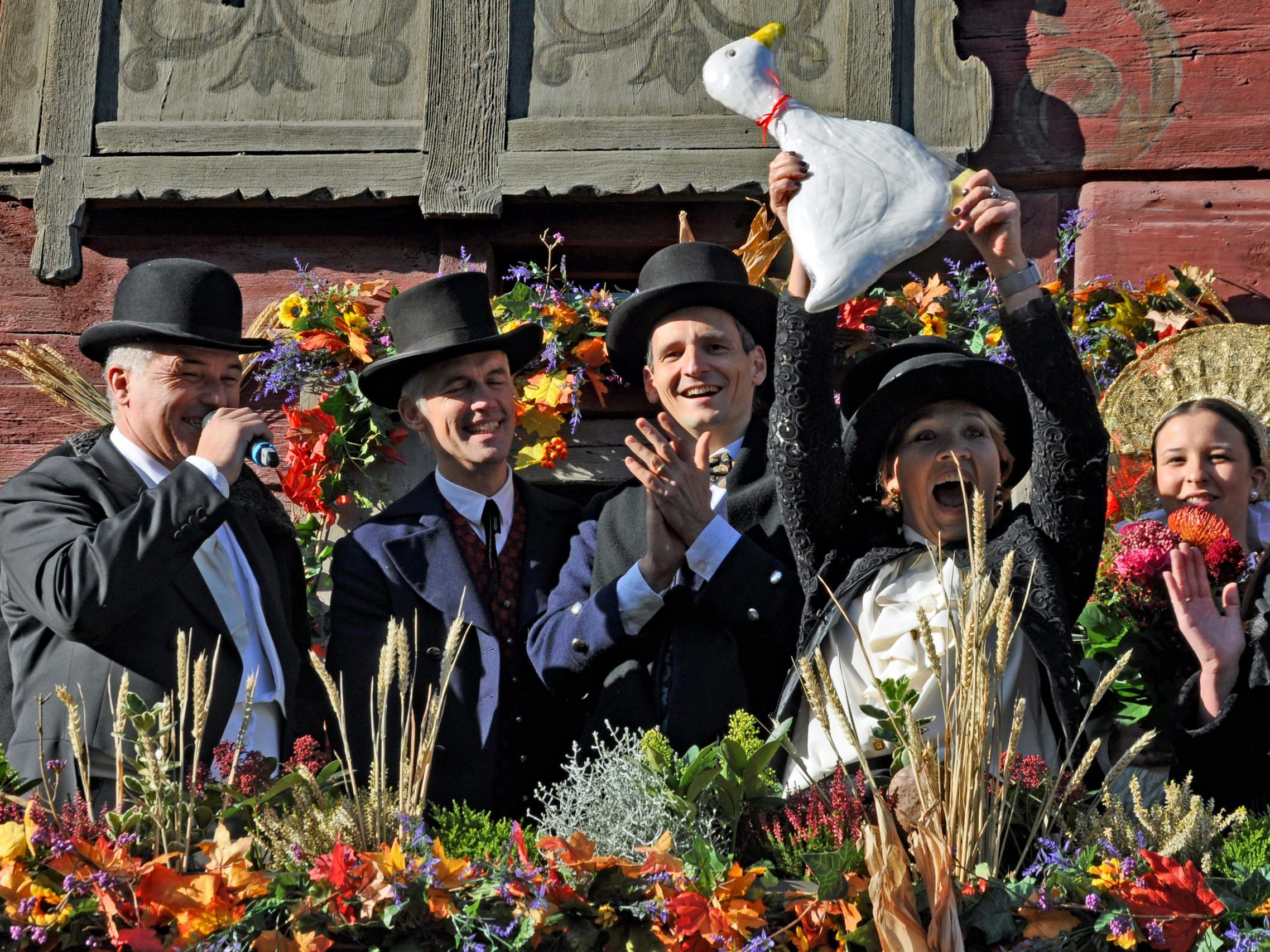 Bürgermeisterin Andrea Kauffmann wurde bei ihrem letzten Martinimarkt mit einer Lebkuchen-Gans überrascht. Bürgermeisterin Andrea Kauffmann wurde bei ihrem letzten Martinimarkt mit einer Lebkuchen-Gans überrascht.