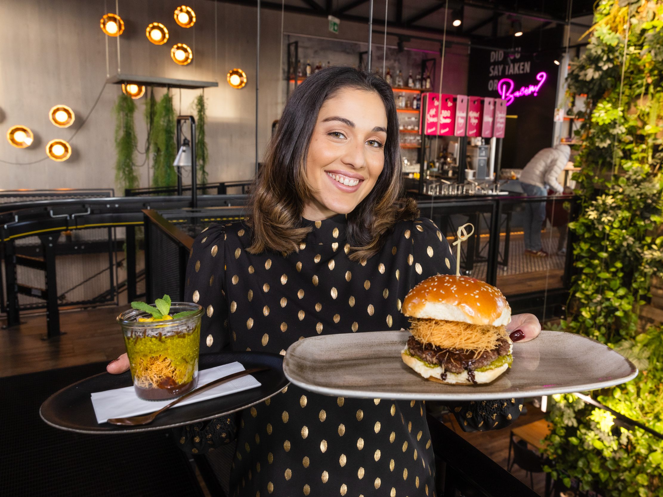 Unter anderem in Wien kann man diese Woche den "Dubai Schokoladen Burger" (rechts im Bild) probieren.