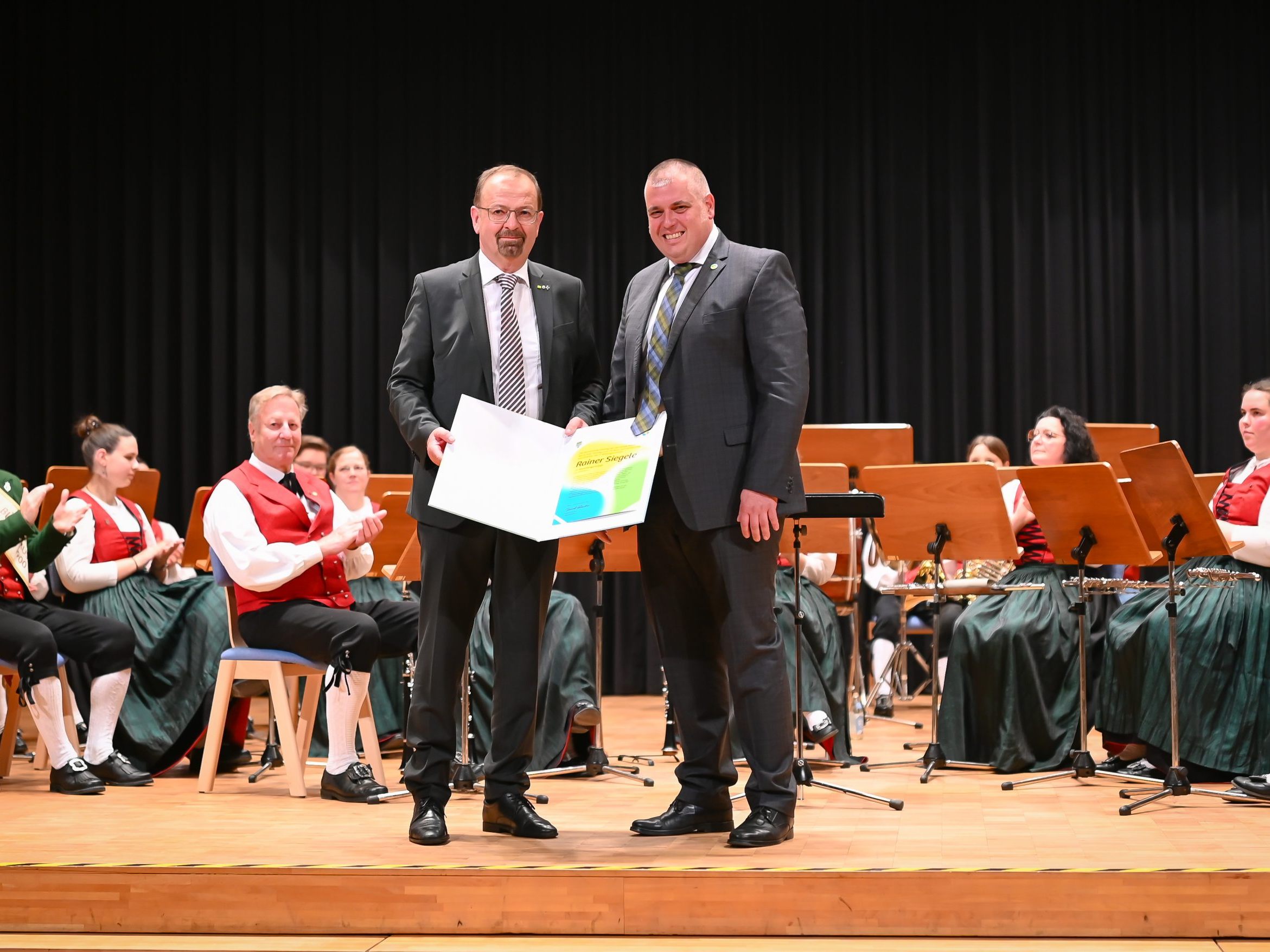 Bürgermeister Daniel Schuster übergab die Ehrenurkunde an seinen Vorgänger Rainer Siegele. Bürgermeister Daniel Schuster übergab die Ehrenurkunde an seinen Vorgänger Rainer Siegele.
