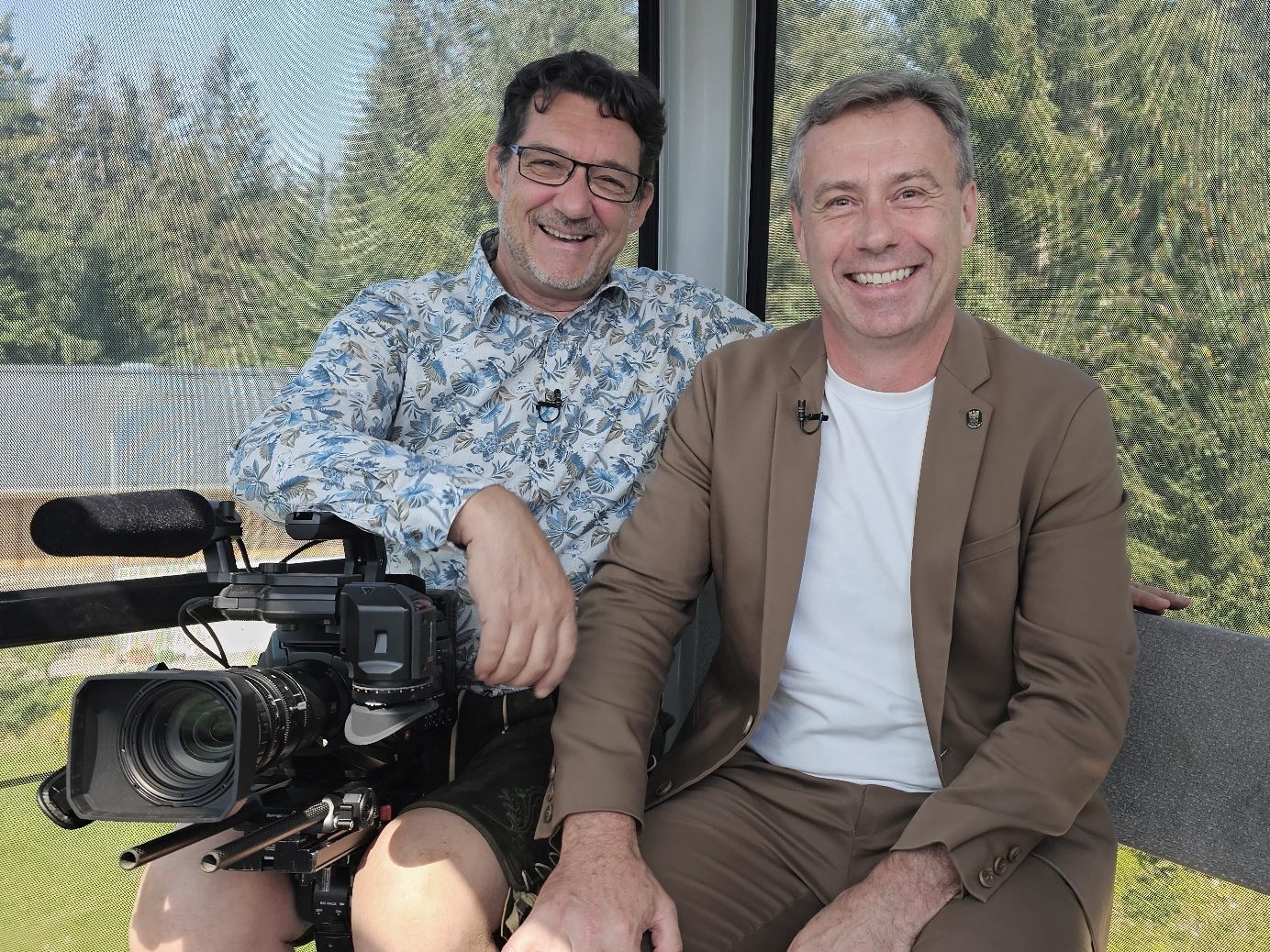Ernst Seidl (r.) vom FIRMAMENT in Rankweil ist zu Gast bei Andreas Seeburger (l.) in der Fernsehgondel am Muttersberg.