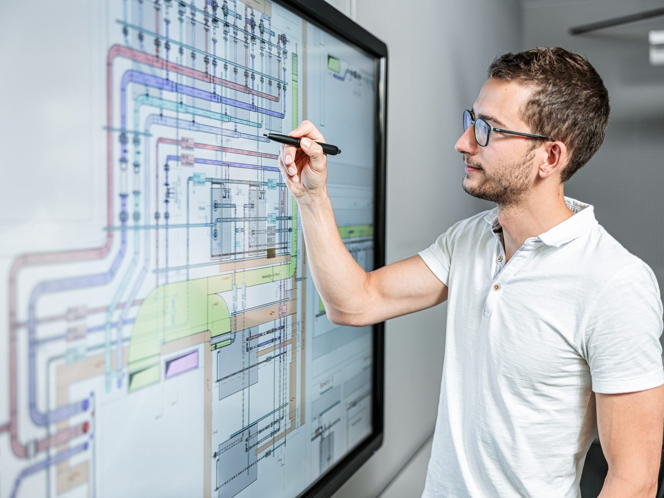 Das Lehrpersonal der HTL Rankweil und Fachkräfte wie Gebäudetechnik- und Energieexpert:innen, Ingenieur- und Installateur:innen gestalten den Unterricht praxisorientiert.