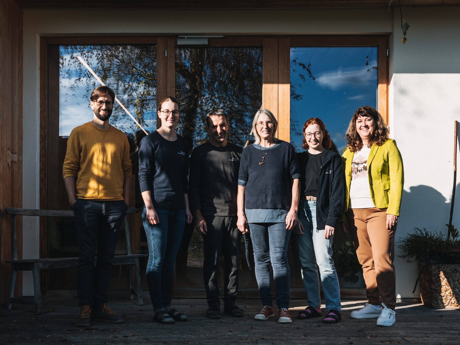 Joachim Kresser (stellvertretender Geschäftsführer Vorarlberg Tourismus) mit der Gastgeberfamilie Laura, Karl, Agathe und Anna-Lena vom Demeter Biohof Lingenhel und Annemarie Felder (GVA Koordinatorin) Joachim Kresser (stellvertretender Geschäftsführer Vorarlberg Tourismus) mit der Gastgeberfamilie Laura, Karl, Agathe und Anna-Lena vom Demeter Biohof Lingenhel und Annemarie Felder (GVA Koordinatorin)