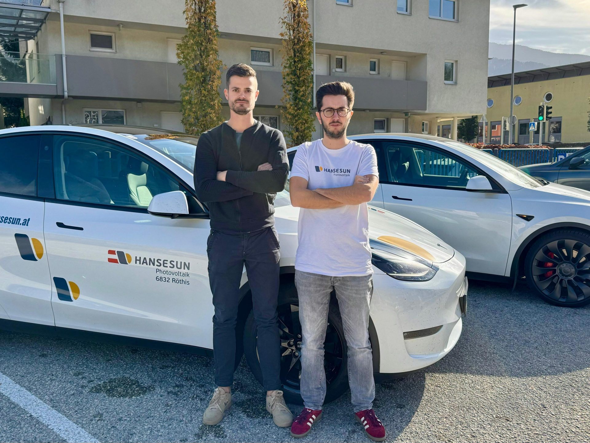 Photovoltaik-Spezialist Hansesun verkauft als Reaktion auf die Wahl von Donald Trump zum US-Präsidenten seine Teslas. Im Bild (von links nach rechts): Hannes Wultschnig (Geschäftsführer von Hansesun Photovoltaik Tirol) und Arthur Begusch (Technikleiter bei Hansesun).