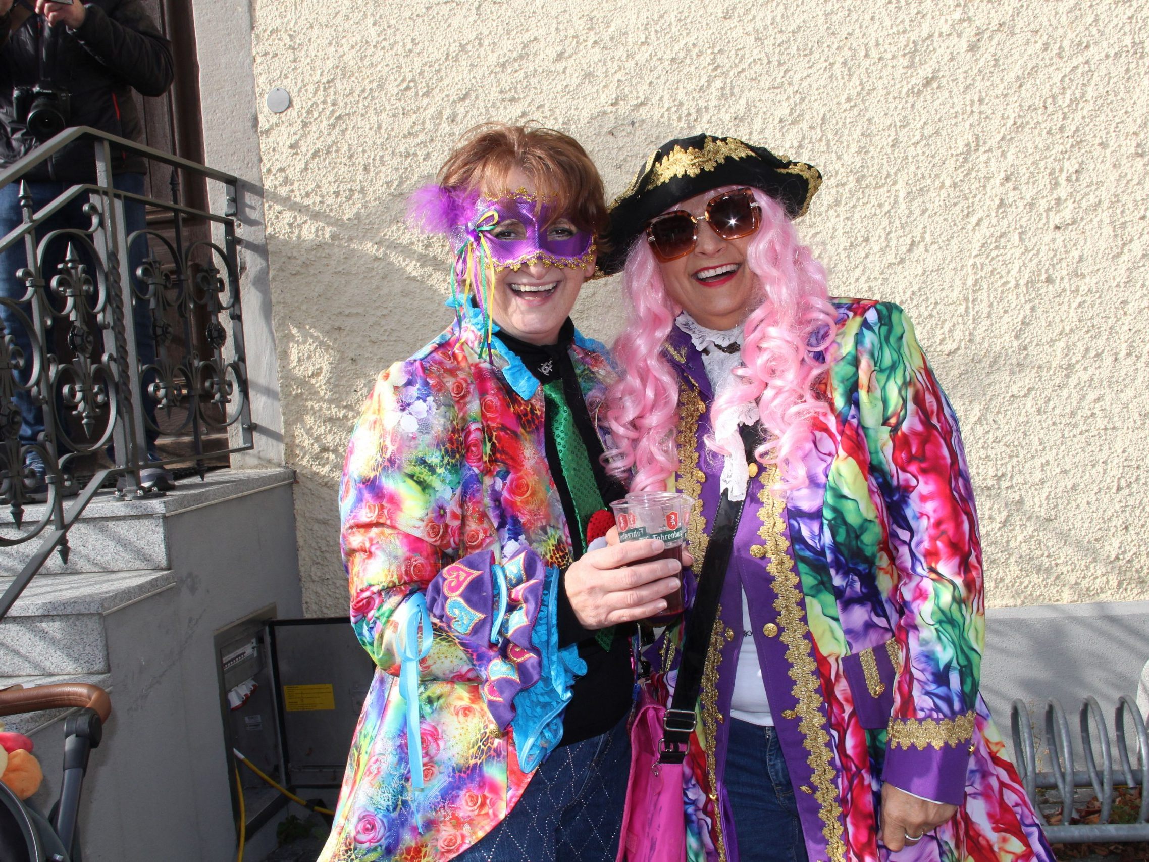 Judith Salzgeber und ihre Schwester Ruth Sandrell waren in bunte Kostüme gewandet. Judith Salzgeber und ihre Schwester Ruth Sandrell waren in bunte Kostüme gewandet.