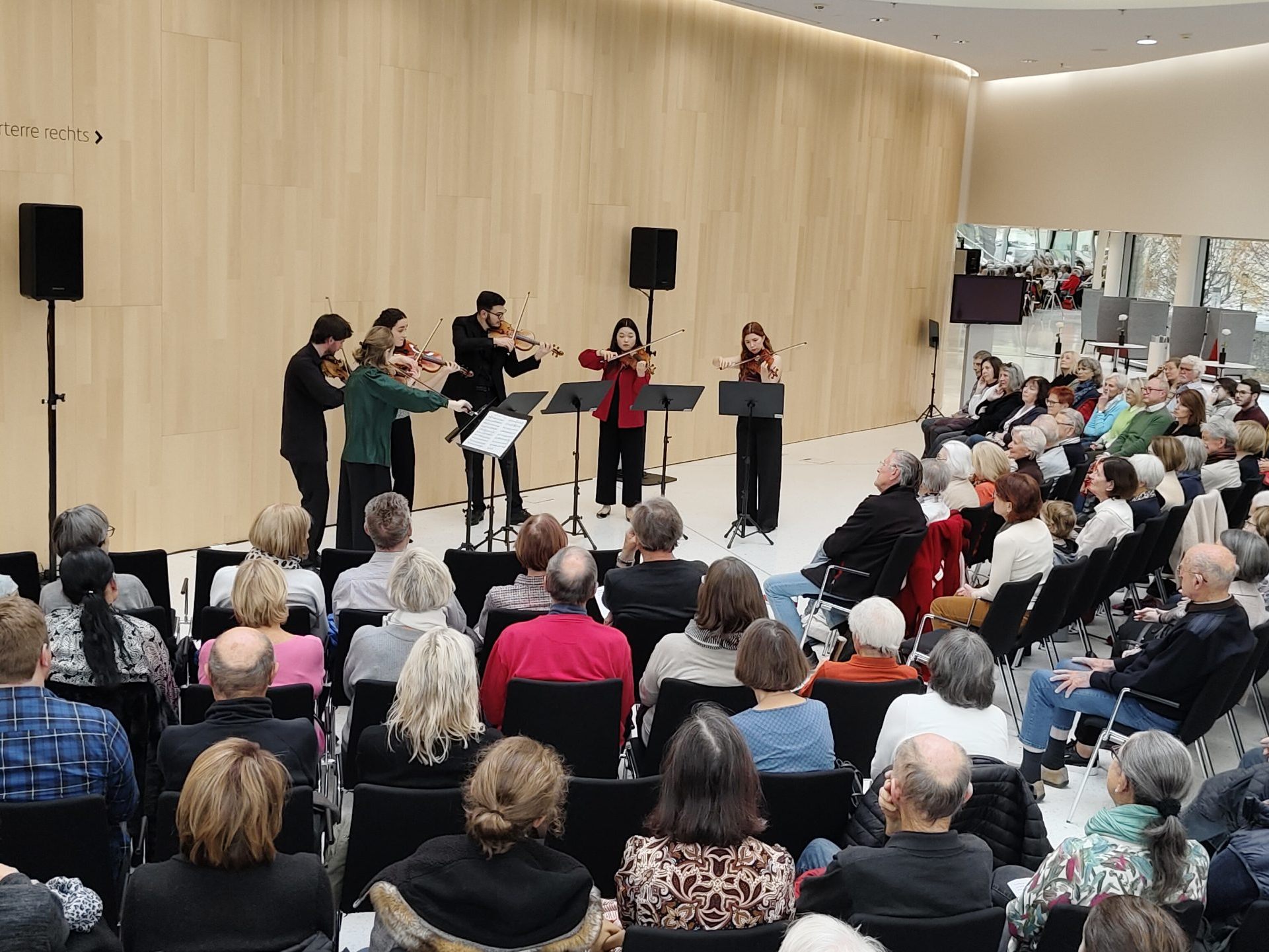 Violinschüler von Rudens Turku sorgten im Foyer des Montforthaus für Furore.