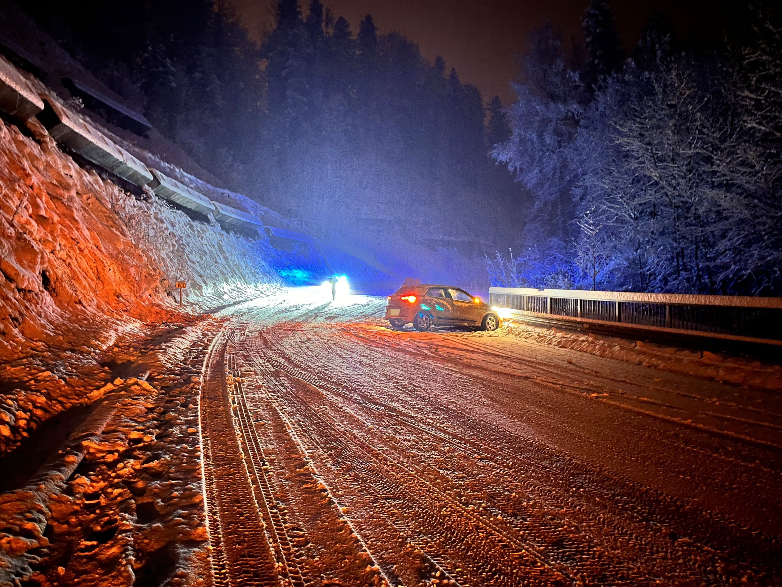 Der Lenker war alkoholisiert und kam auf der schneebedeckten Fahrbahn in Schleudern. Der Lenker war alkoholisiert und kam auf der schneebedeckten Fahrbahn in Schleudern.