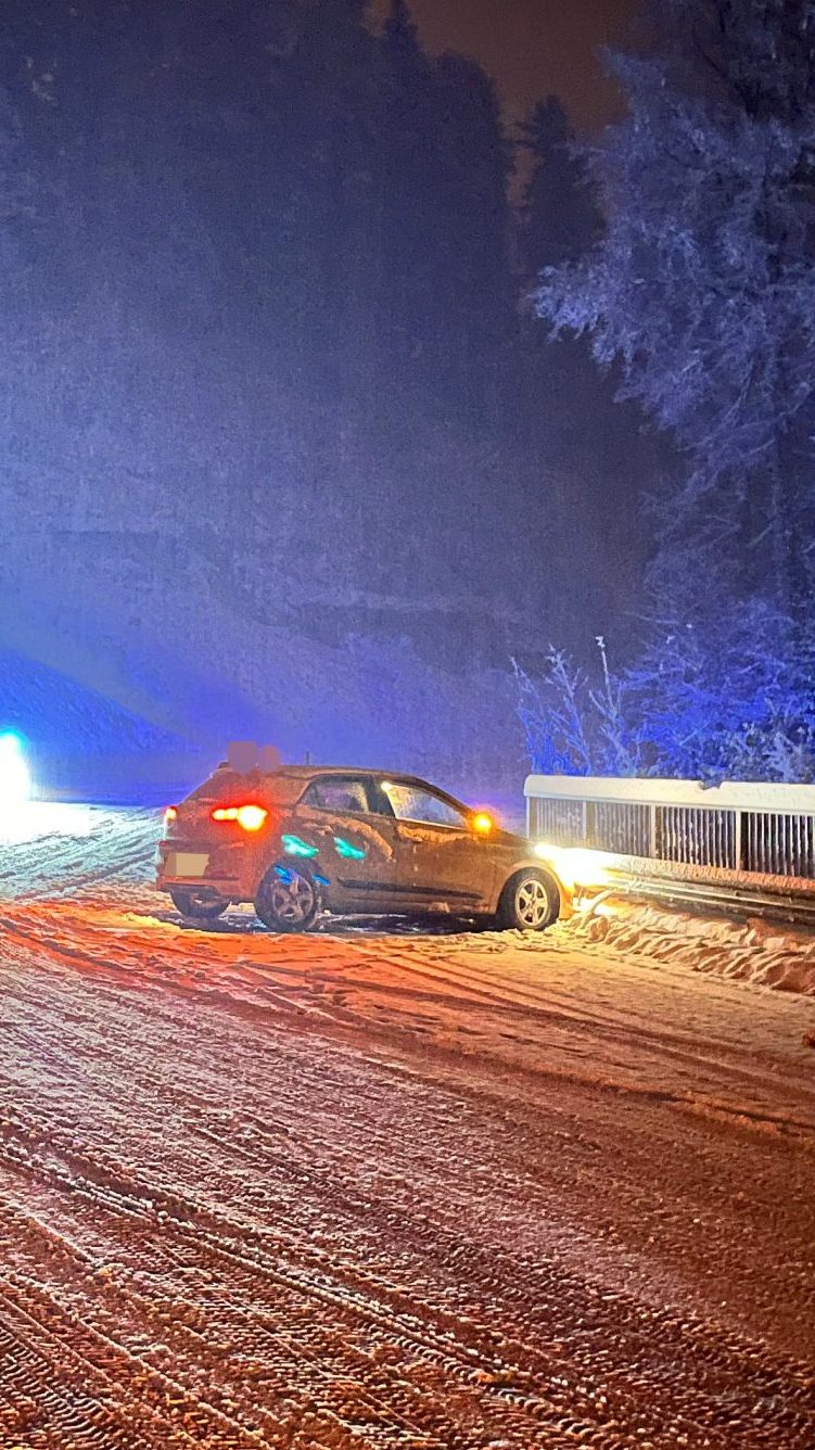 Der Lenker war alkoholisiert und kam auf der schneebedeckten Fahrbahn in Schleudern.