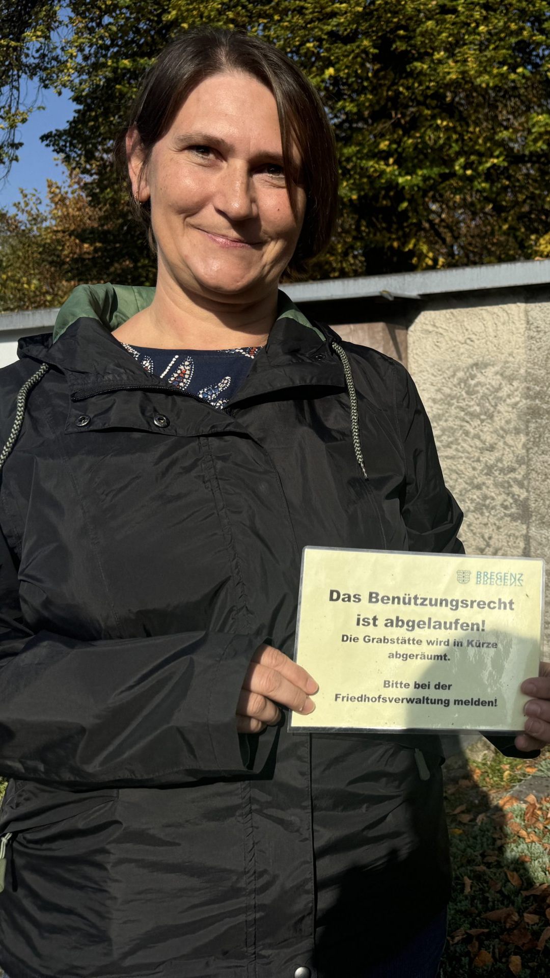 Marlene Butt von der Friedhofsverwaltung kenn die Geschichte des Grabes.