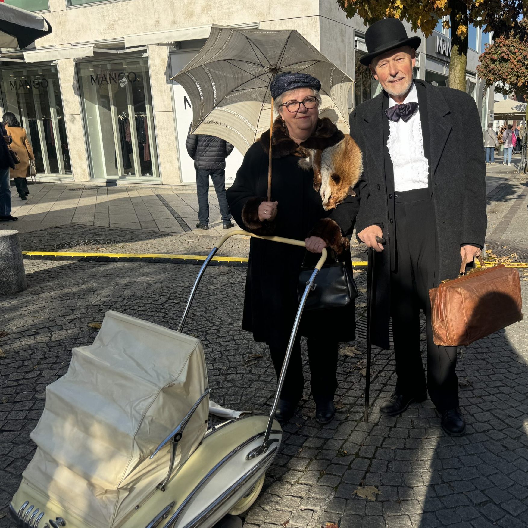 Gerhard und Patricia Boss führen zum ersten Mal den Kinderwagen aus.