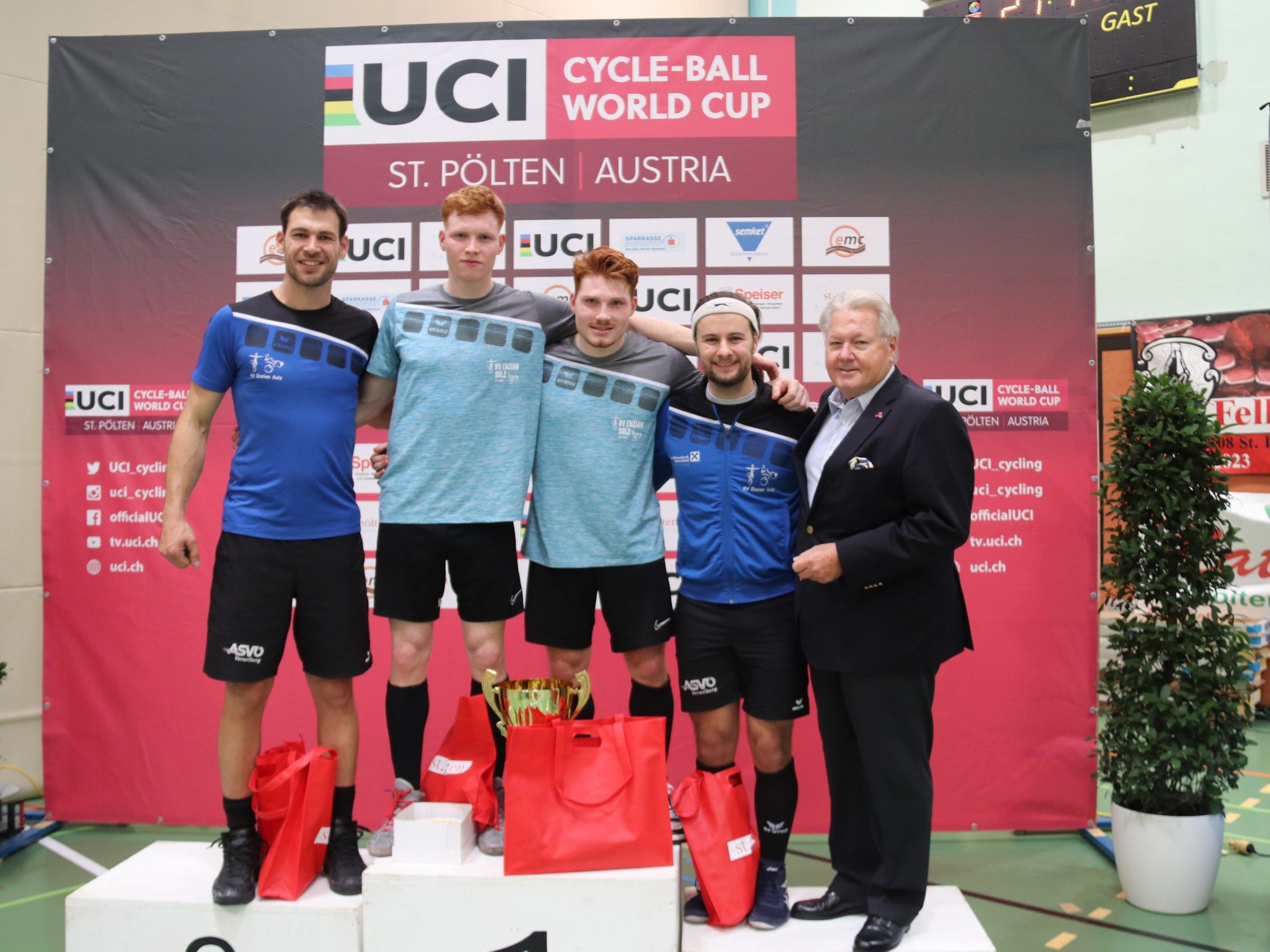 Von links nach rechts: Michael Welte, das Siegerteam Philipp und Max Schwendinger, Kevin Bachmann sowie der Präsident von Radsport Österreich, Harry Mayer. Von links nach rechts: Michael Welte, das Siegerteam Philipp und Max Schwendinger, Kevin Bachmann sowie der Präsident von Radsport Österreich, Harry Mayer.