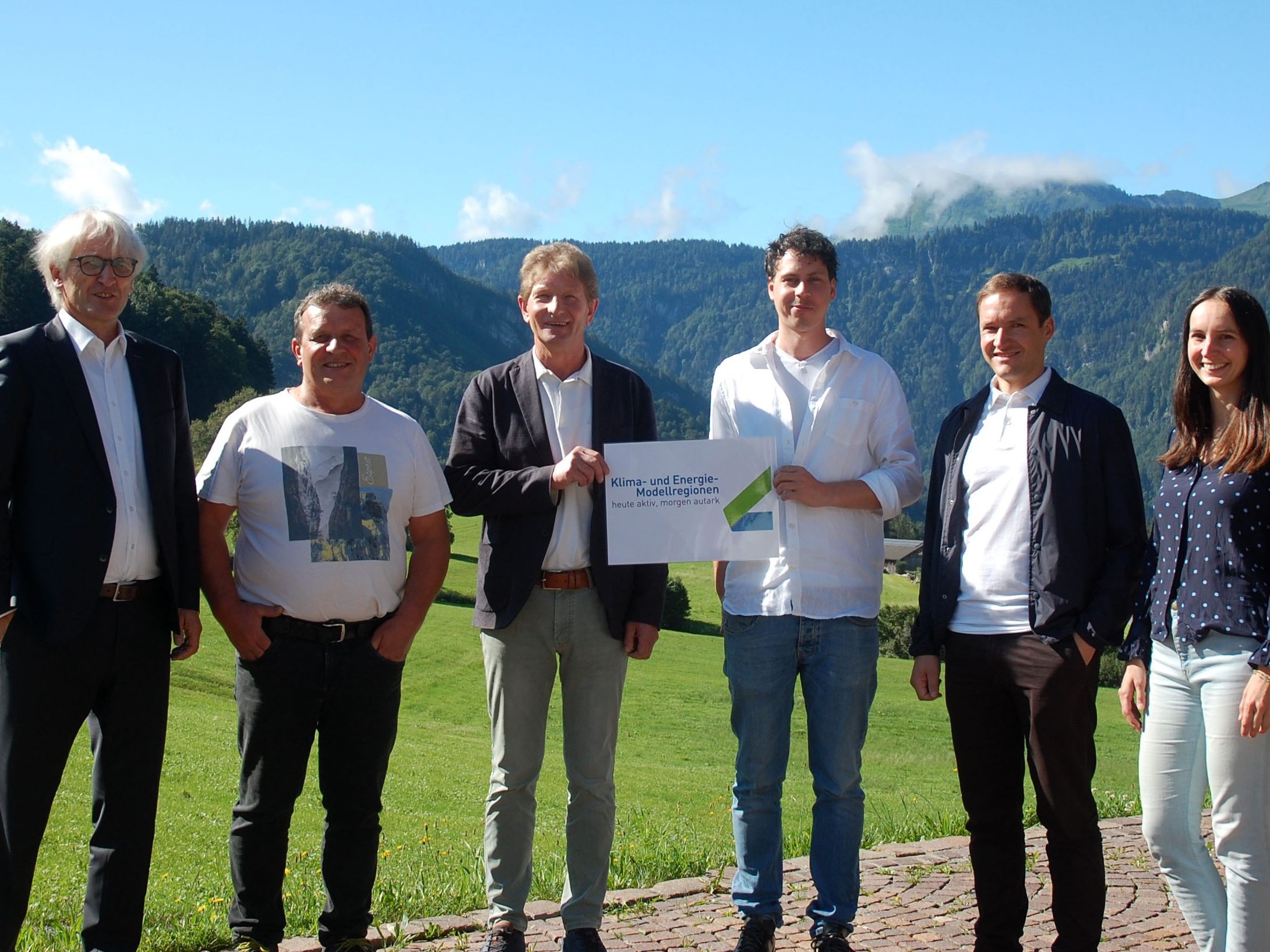 Die Bürgermeister Paul Sutterlüty (Egg), Josef Anton Schmid (Schwarzenberg), Bernhard Kleber (Andelsbuch), KEM-Manager David Schmidinger, Klaus Sohm (Alberschwende) und Ariane Weifner (KEM-Beraterin).