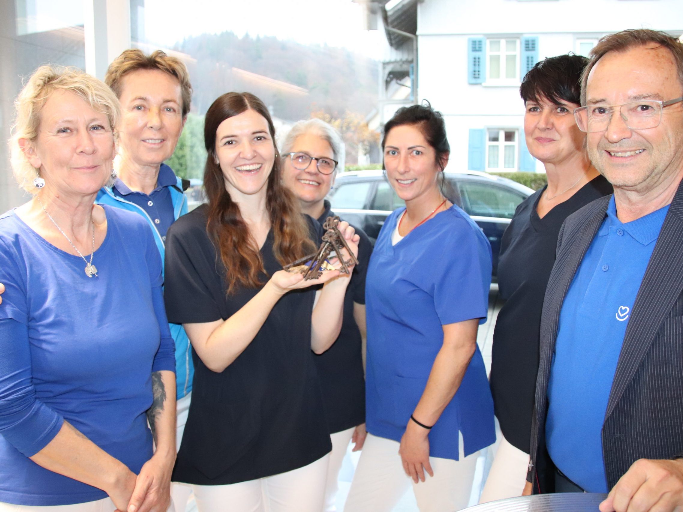 Obmann Werner Böhler inmitten des Pflegeteams.