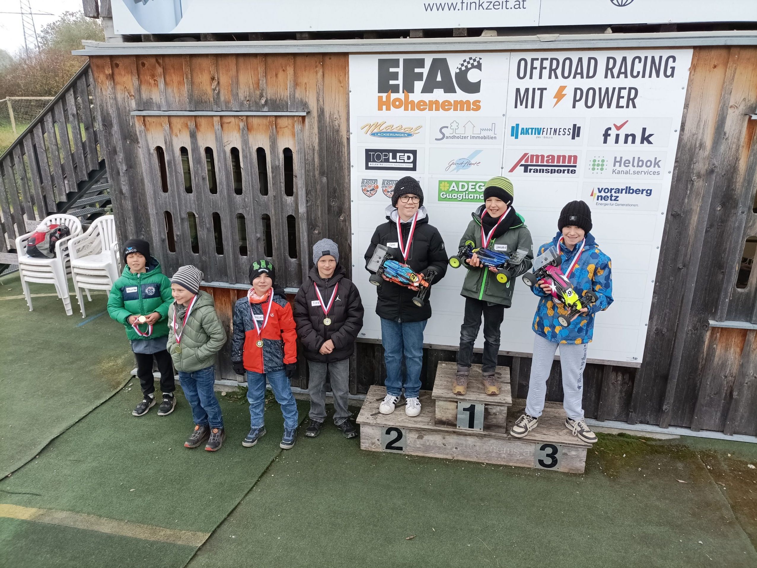 E-Modellauto-Rennfahrer auf dem Siegertreppchen.