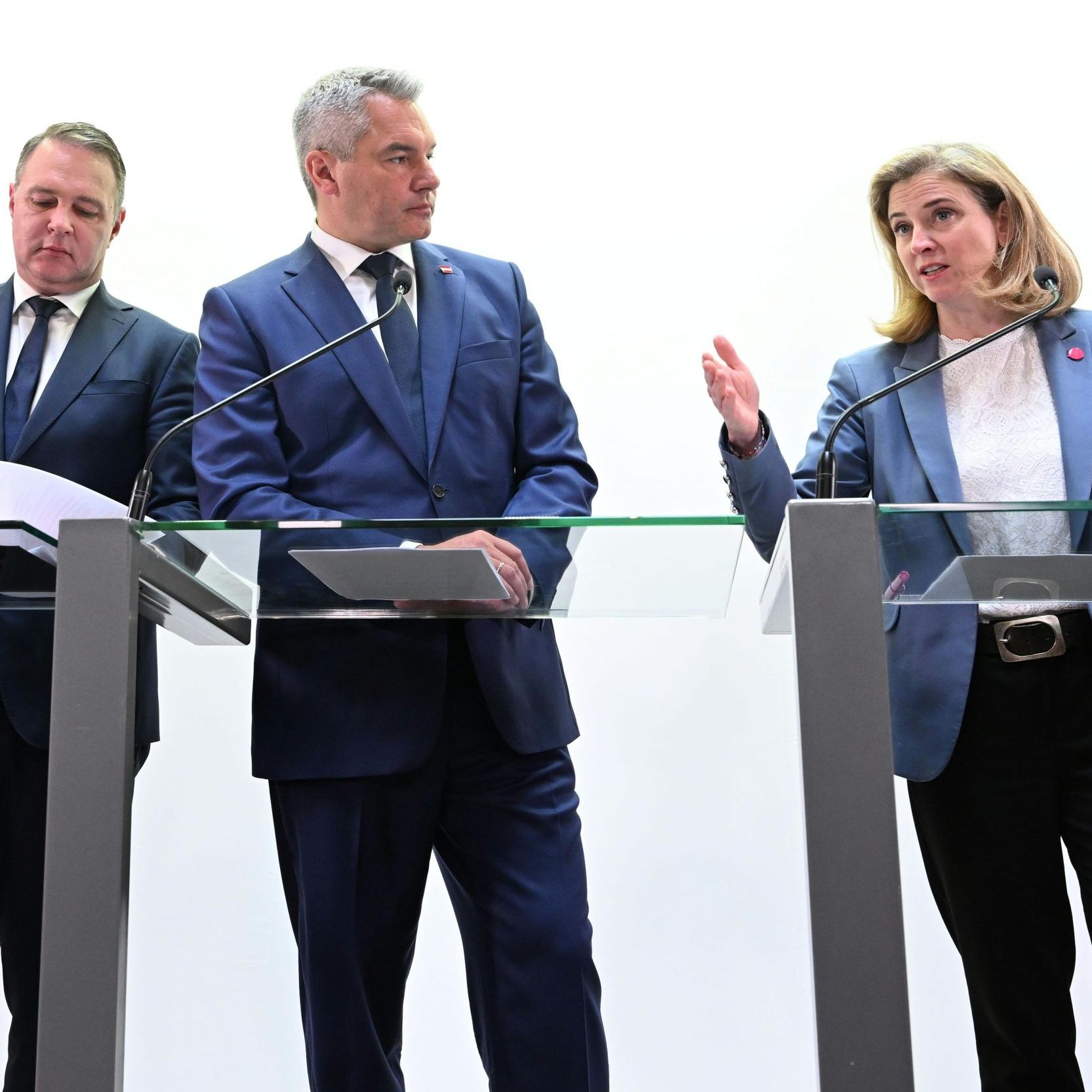 Erstmals sitzen drei Parteien am Koalitions-Verhandlungstisch - Die durchaus unterschiedliche Positionen vertreten.