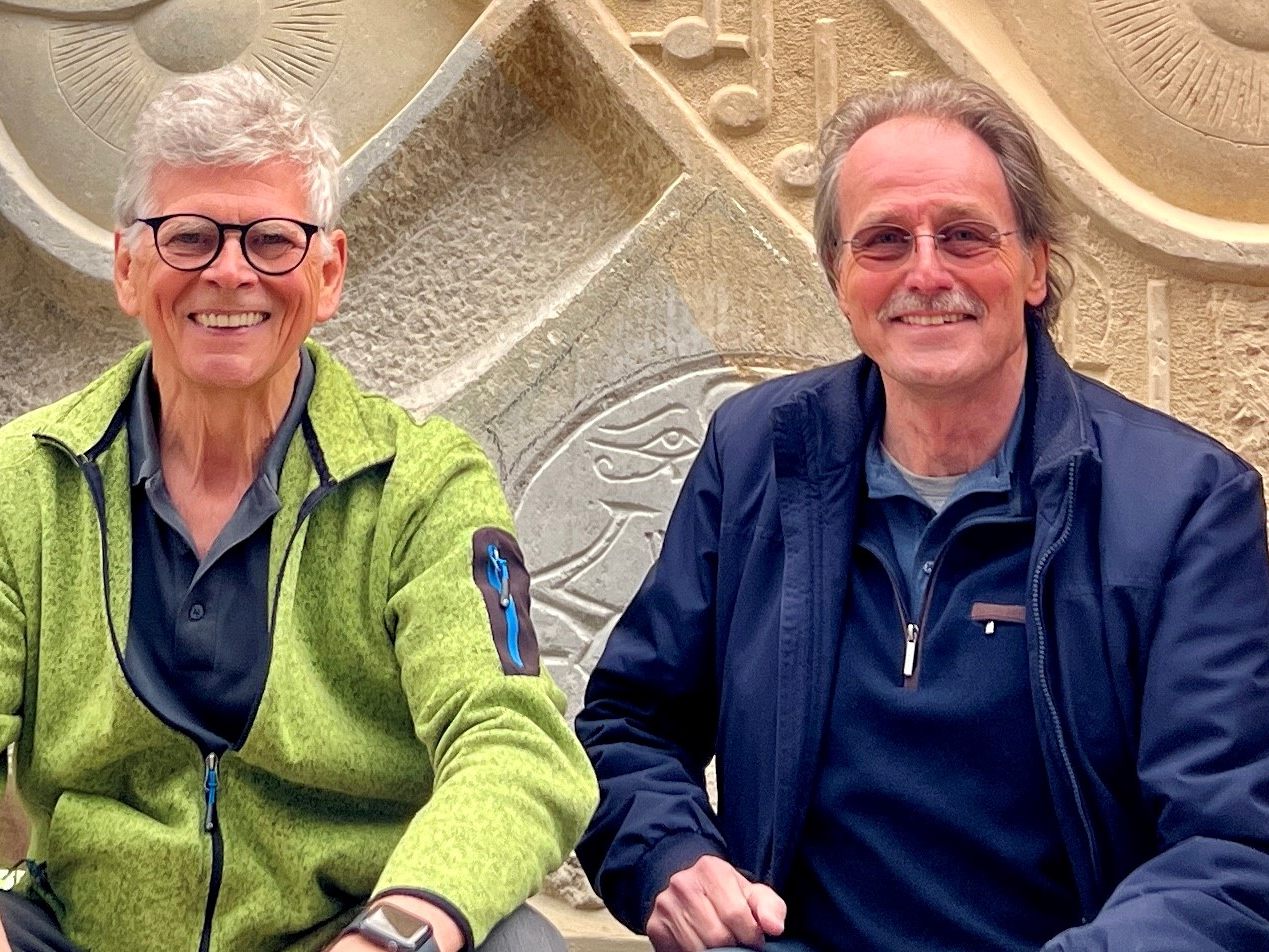 Stefan Kresser und Martin Mittendorfer freuen sich auf die Ausstellung in der Stickerei.