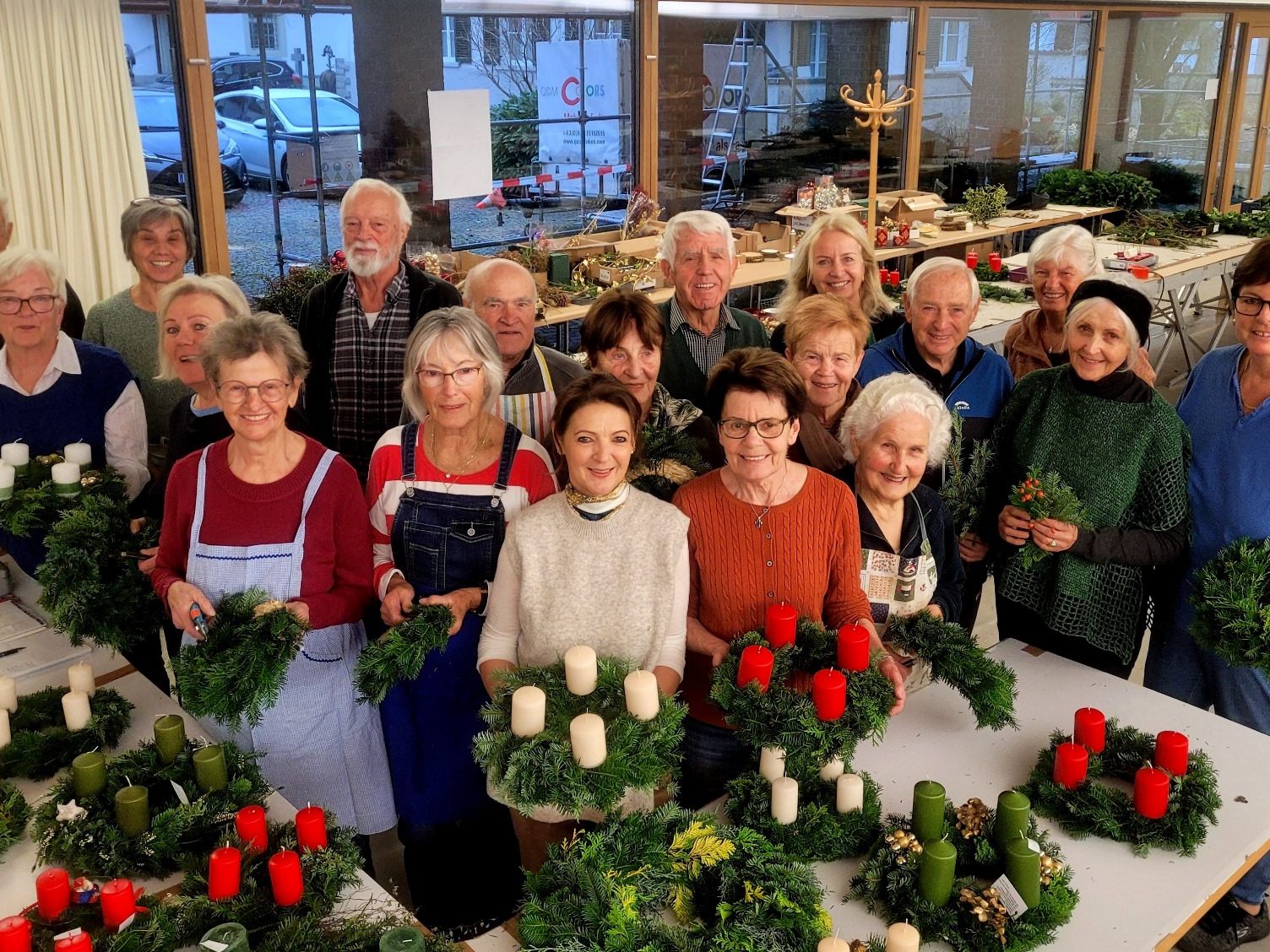Der Lochauer Missionskreis lädt zur „Adventkranzwoche“ im Pfarrheim: Prächtige Adventkränze und stilvolle Adventdekorationen unterstreichen eine schöne und besinnliche Adventzeit. Der Lochauer Missionskreis lädt zur „Adventkranzwoche“ im Pfarrheim: Prächtige Adventkränze und stilvolle Adventdekorationen unterstreichen eine schöne und besinnliche Adventzeit.