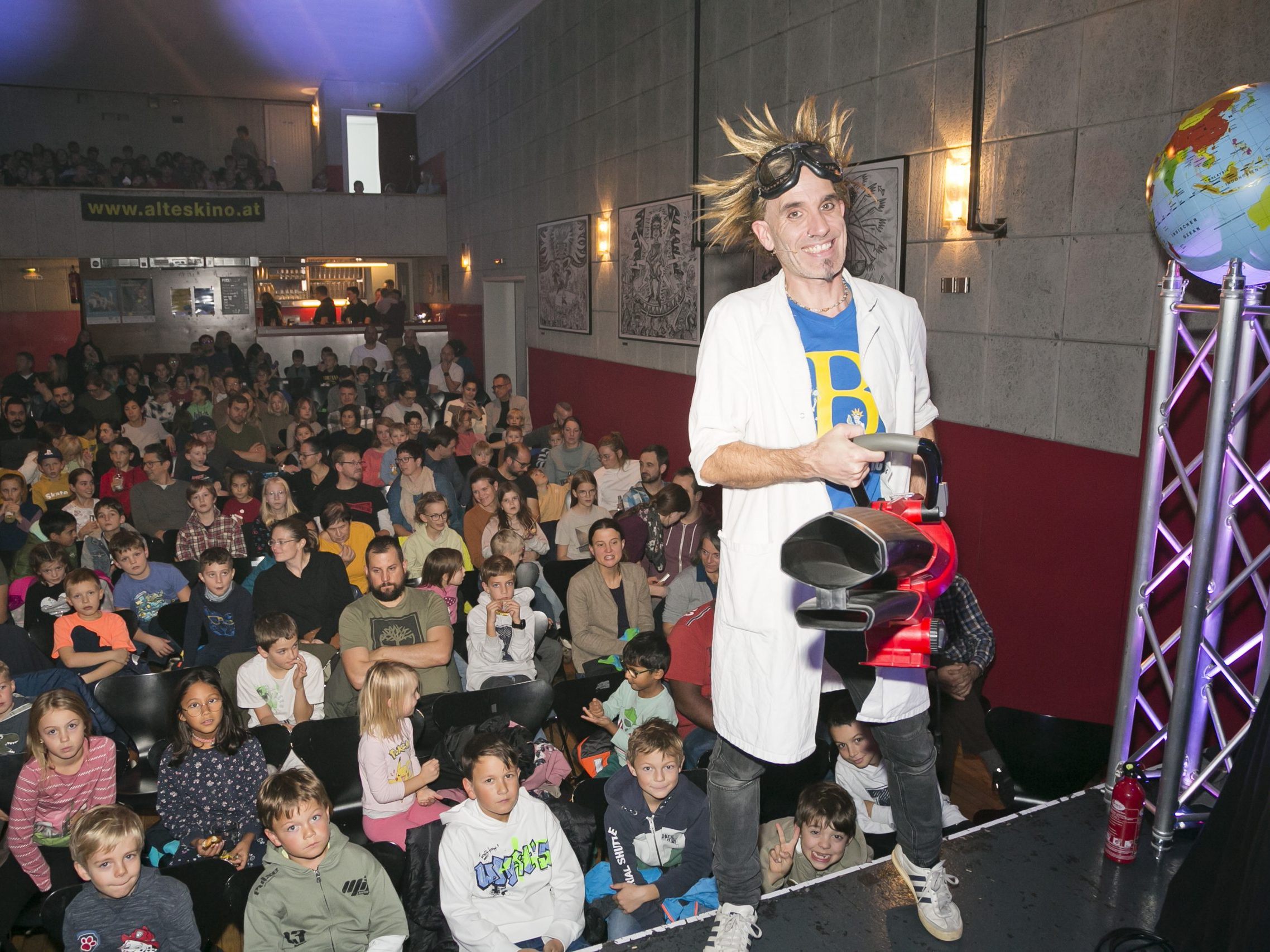Die Wissenschaftsshow im Alten Kino begeisterte alle Besucher. Die Wissenschaftsshow im Alten Kino begeisterte alle Besucher.