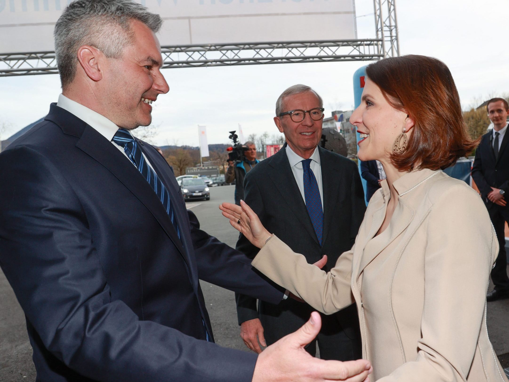 Edtstadler (r.) bleibt einfache Nationalratsabgeordnete - Nehammer: "Danke Karo" (Bild: April 2023) Edtstadler (r.) bleibt einfache Nationalratsabgeordnete - Nehammer: "Danke Karo" (Bild: April 2023)